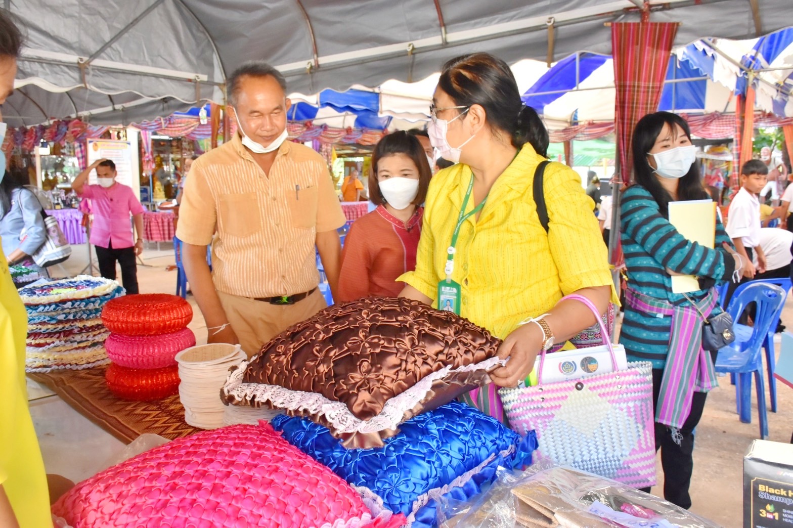 จังหวัดมหาสารคาม ผนึกกำลังส่วนราชการและภาคีพัฒนา ร่วมคัดสรรหมู่บ้านเศรษฐกิจพอเพียง “อยู่เย็น เป็นสุข” และตำบลเข้มแข็งตามหลักปรัชญาของเศรษฐกิจพอเพียง ดีเด่น ระดับจังหวัด ประจำปี 2565