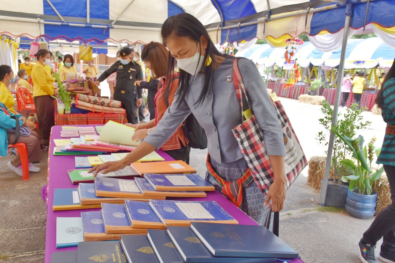 จังหวัดมหาสารคาม ผนึกกำลังส่วนราชการและภาคีพัฒนา ร่วมคัดสรรหมู่บ้านเศรษฐกิจพอเพียง “อยู่เย็น เป็นสุข” และตำบลเข้มแข็งตามหลักปรัชญาของเศรษฐกิจพอเพียง ดีเด่น ระดับจังหวัด ประจำปี 2565