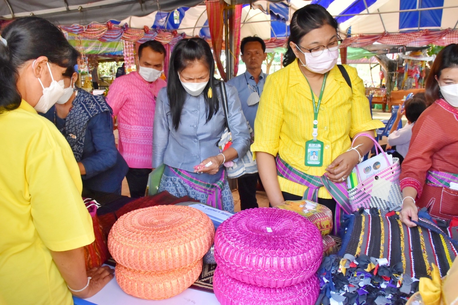 จังหวัดมหาสารคาม ผนึกกำลังส่วนราชการและภาคีพัฒนา ร่วมคัดสรรหมู่บ้านเศรษฐกิจพอเพียง “อยู่เย็น เป็นสุข” และตำบลเข้มแข็งตามหลักปรัชญาของเศรษฐกิจพอเพียง ดีเด่น ระดับจังหวัด ประจำปี 2565