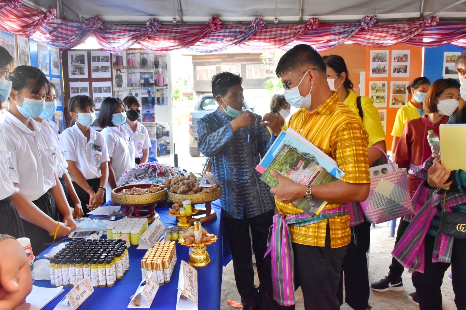 จังหวัดมหาสารคาม ผนึกกำลังส่วนราชการและภาคีพัฒนา ร่วมคัดสรรหมู่บ้านเศรษฐกิจพอเพียง “อยู่เย็น เป็นสุข” และตำบลเข้มแข็งตามหลักปรัชญาของเศรษฐกิจพอเพียง ดีเด่น ระดับจังหวัด ประจำปี 2565