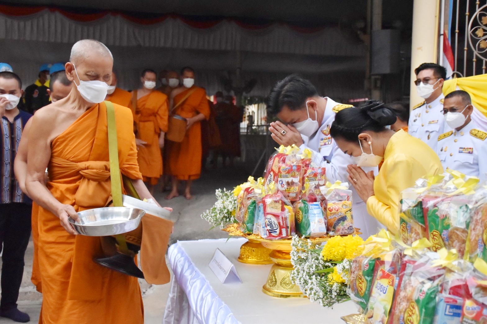 พช.มหาสารคาม ร่วมประกอบพิธีทำบุญตักบาตรถวายพระราชกุศล เนื่องในโอกาสวันเฉลิมพระชนมพรรษาพระบาทสมเด็จพระเจ้าอยู่หัว วันที่ 28 กรกฎาคม 2565