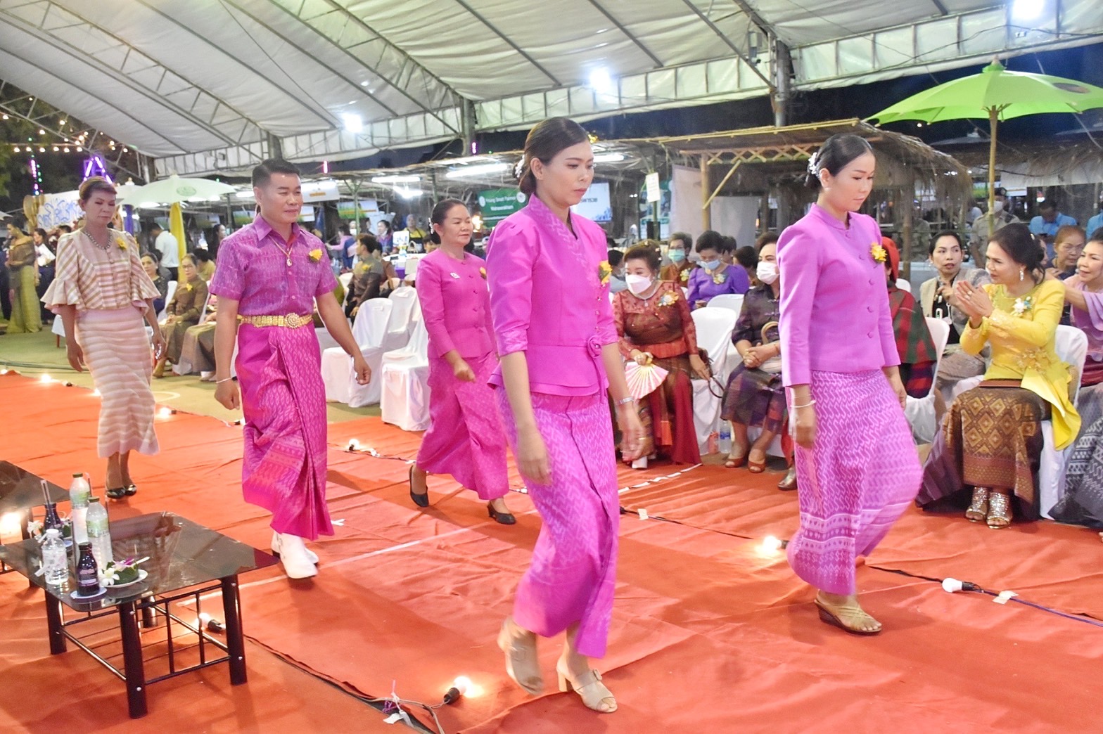สุดปลื้ม งาน“ราตรีเส้นสายลายผ้ามหาสารคาม” ตระการตา โชว์ผ้าลายขอเจ้าฟ้าสิริวัณณวรีฯ ผ้าลายพระราชทานผ้าขิดลายนารีรัตนราชกัญญา ผ้าลายอัตลักษณ์สารคามสืบสานภูมิปัญญาการทอผ้าไทย