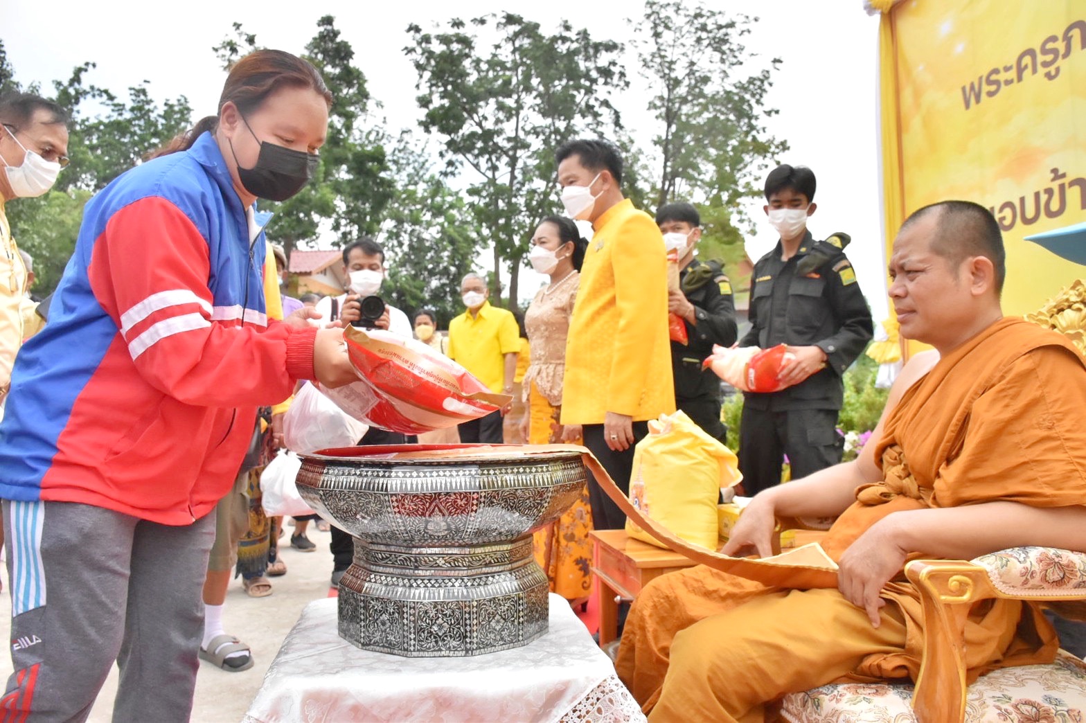 จังหวัดมหาสารคาม ร่วมมอบความสุขให้กับพี่น้องประชาชน ณ วัดป่าวังน้ำเย็น