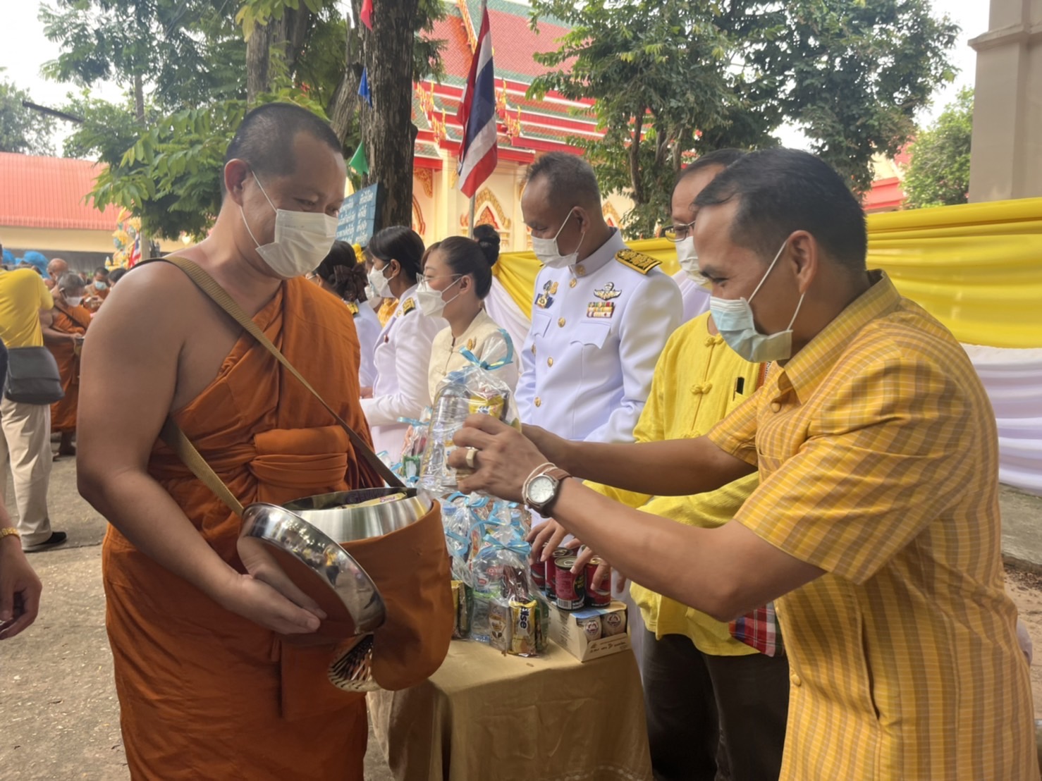 พช.มหาสารคาม ร่วมประกอบพิธีทำบุญตักบาตรถวายพระราชกุศล เนื่องในโอกาสวันเฉลิมพระชนมพรรษาพระบาทสมเด็จพระเจ้าอยู่หัว วันที่ 28 กรกฎาคม 2565