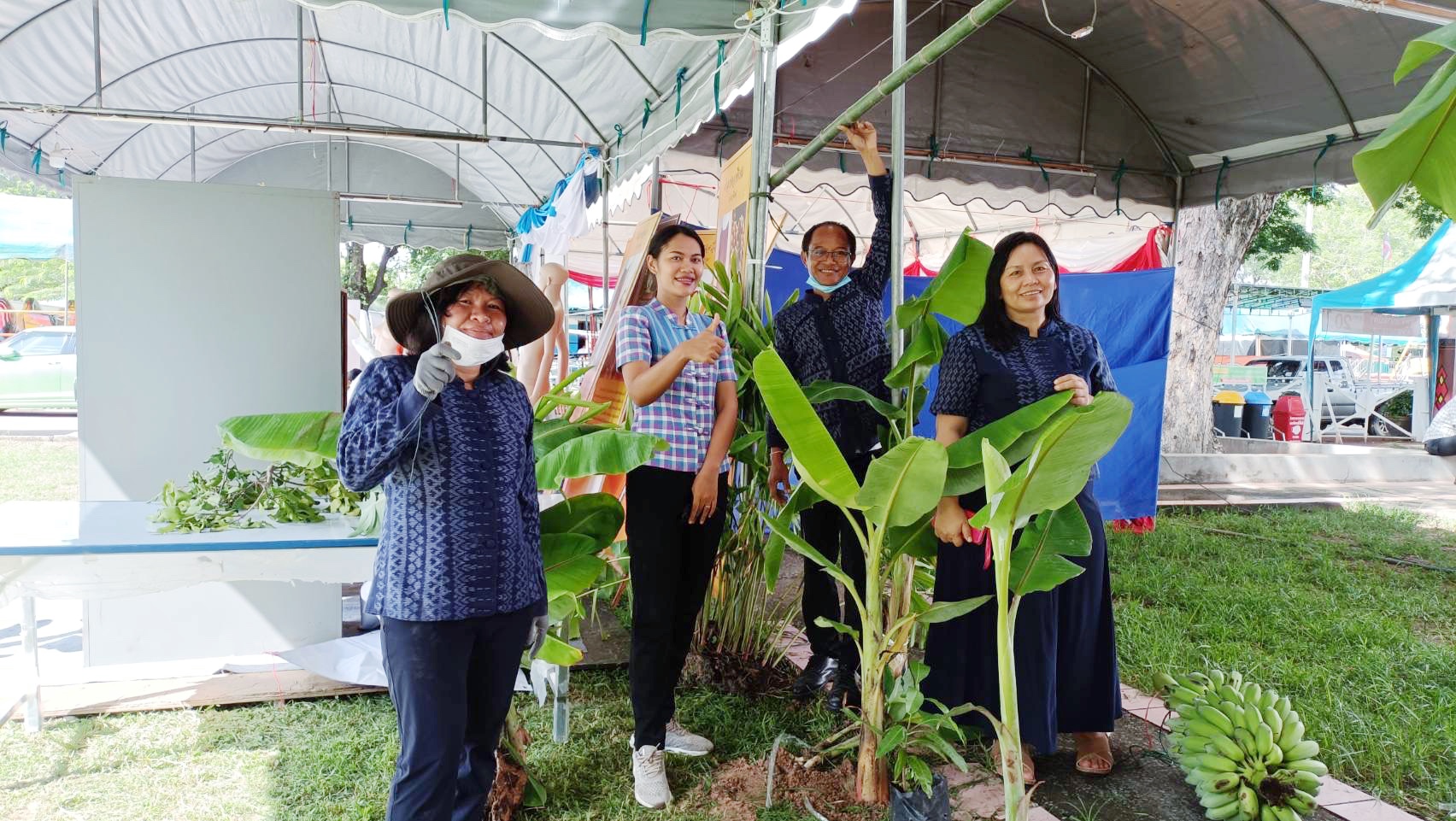 พช.มหาสารคาม ร่วมกับเครือข่ายการพัฒนา จัดเตรียมสถานที่จัดนิทรรศการงานพัฒนาชุมชน ในงานกาชาด จังหวัดมหาสารคาม