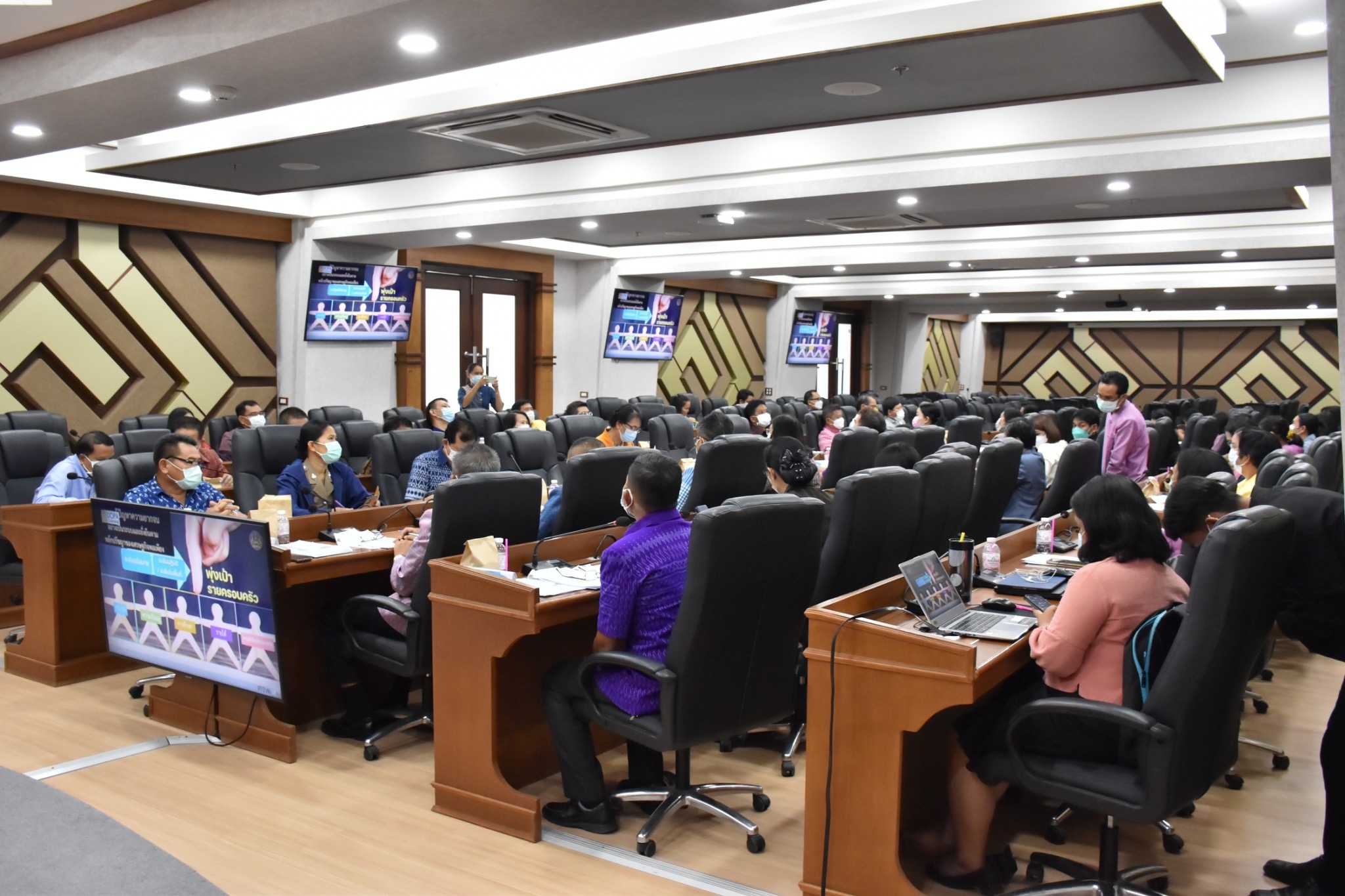 ผู้ว่าราชการจังหวัดมหาสารคาม ประชุมคณะกรรมการบริหารศูนย์อำนวยการขจัดความยากจนและพัฒนาคนทุกช่วงวัยอย่างยั่งยืนตามหลักปรัชญาของเศรษฐกิจพอเพียงจังหวัดมหาสารคาม (คจพ.จ) ครั้งที่ 5/2565