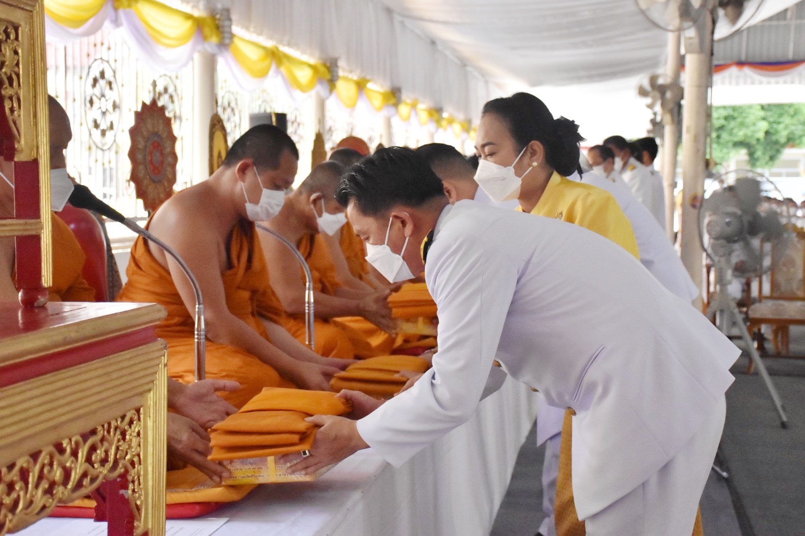 พช.มหาสารคาม ร่วมประกอบพิธีทำบุญตักบาตรถวายพระราชกุศล เนื่องในโอกาสวันเฉลิมพระชนมพรรษาพระบาทสมเด็จพระเจ้าอยู่หัว วันที่ 28 กรกฎาคม 2565