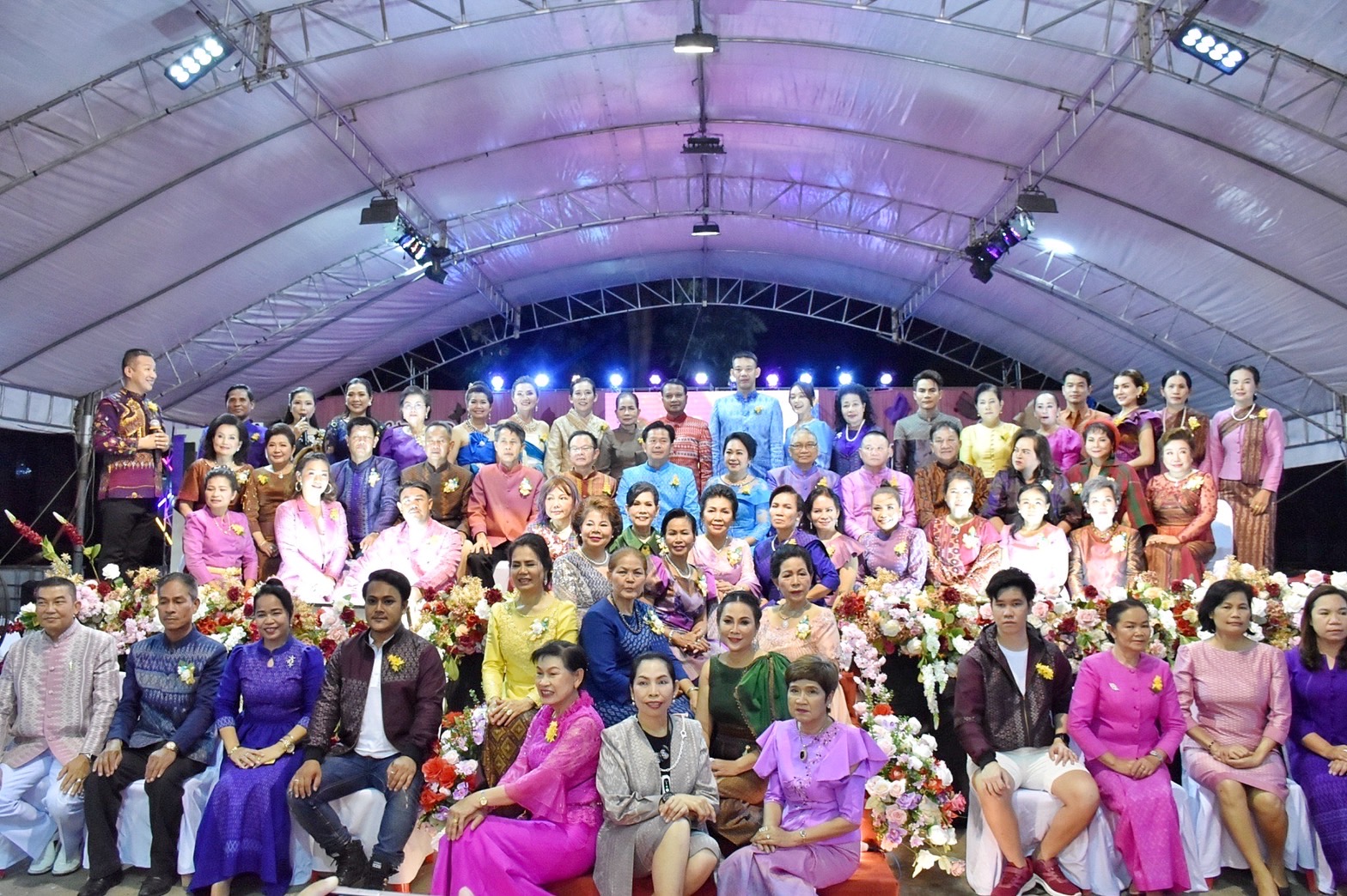สุดปลื้ม งาน“ราตรีเส้นสายลายผ้ามหาสารคาม” ตระการตา โชว์ผ้าลายขอเจ้าฟ้าสิริวัณณวรีฯ ผ้าลายพระราชทานผ้าขิดลายนารีรัตนราชกัญญา ผ้าลายอัตลักษณ์สารคามสืบสานภูมิปัญญาการทอผ้าไทย