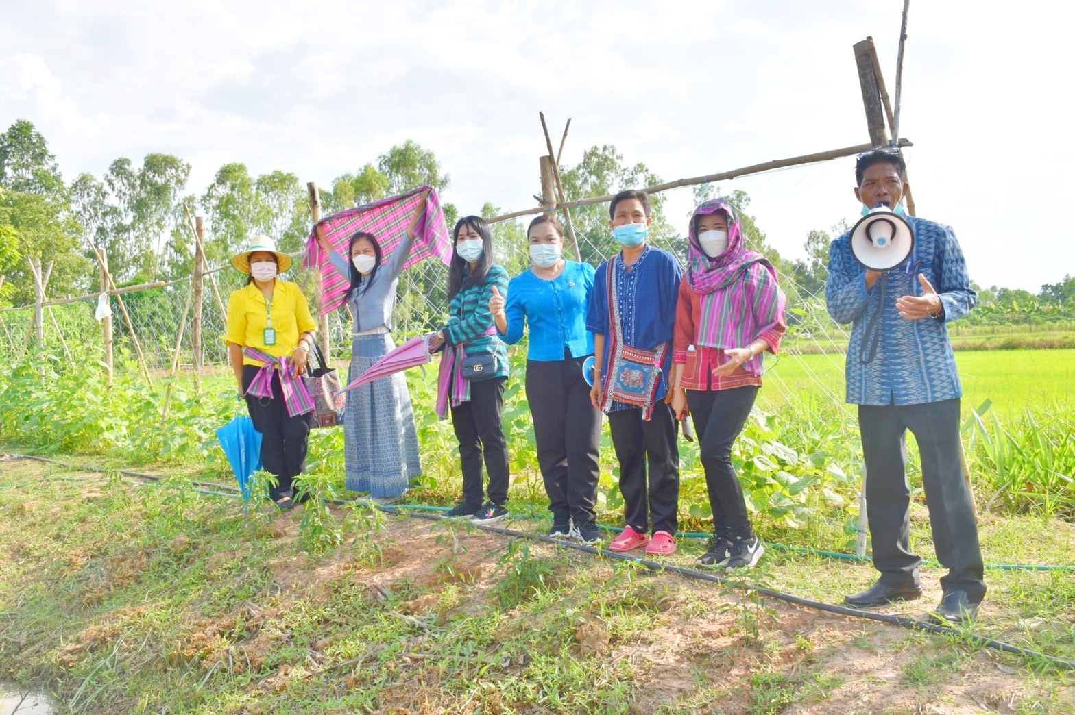 จังหวัดมหาสารคาม ผนึกกำลังส่วนราชการและภาคีพัฒนา ร่วมคัดสรรหมู่บ้านเศรษฐกิจพอเพียง “อยู่เย็น เป็นสุข” และตำบลเข้มแข็งตามหลักปรัชญาของเศรษฐกิจพอเพียง ดีเด่น ระดับจังหวัด ประจำปี 2565