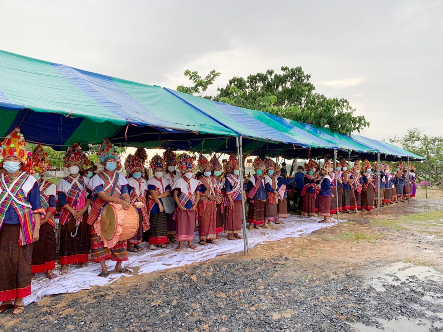พช.มหาสารคาม ร่วมพิธีเปิดงาน “เทศกาล คักแท้แกดำ ฟังลำเพลิน เดินสะพาน”