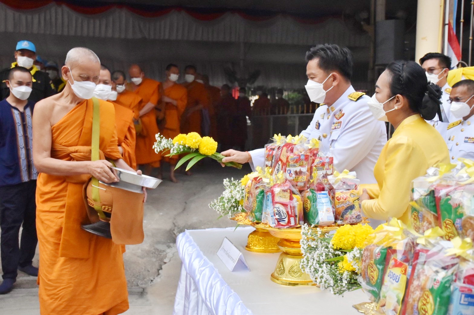 พช.มหาสารคาม ร่วมประกอบพิธีทำบุญตักบาตรถวายพระราชกุศล เนื่องในโอกาสวันเฉลิมพระชนมพรรษาพระบาทสมเด็จพระเจ้าอยู่หัว วันที่ 28 กรกฎาคม 2565