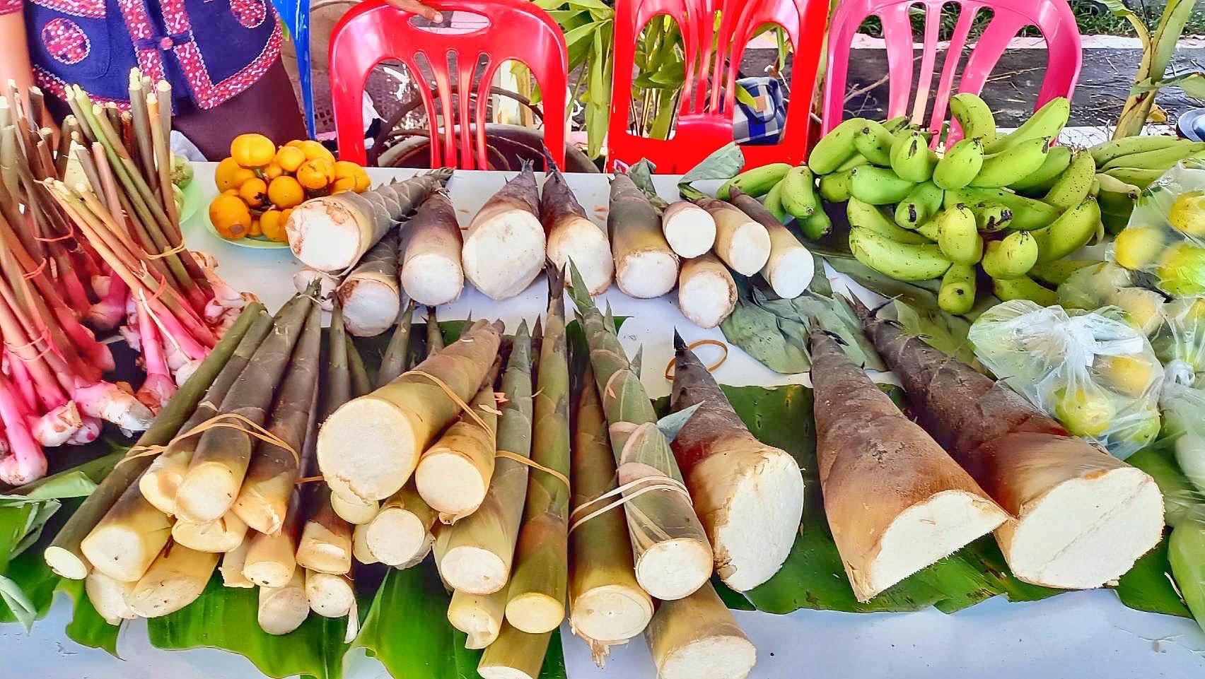 พช.มหาสารคาม ร่วมกับเครือข่ายการพัฒนา จัดเตรียมสถานที่จัดนิทรรศการงานพัฒนาชุมชน ในงานกาชาด จังหวัดมหาสารคาม