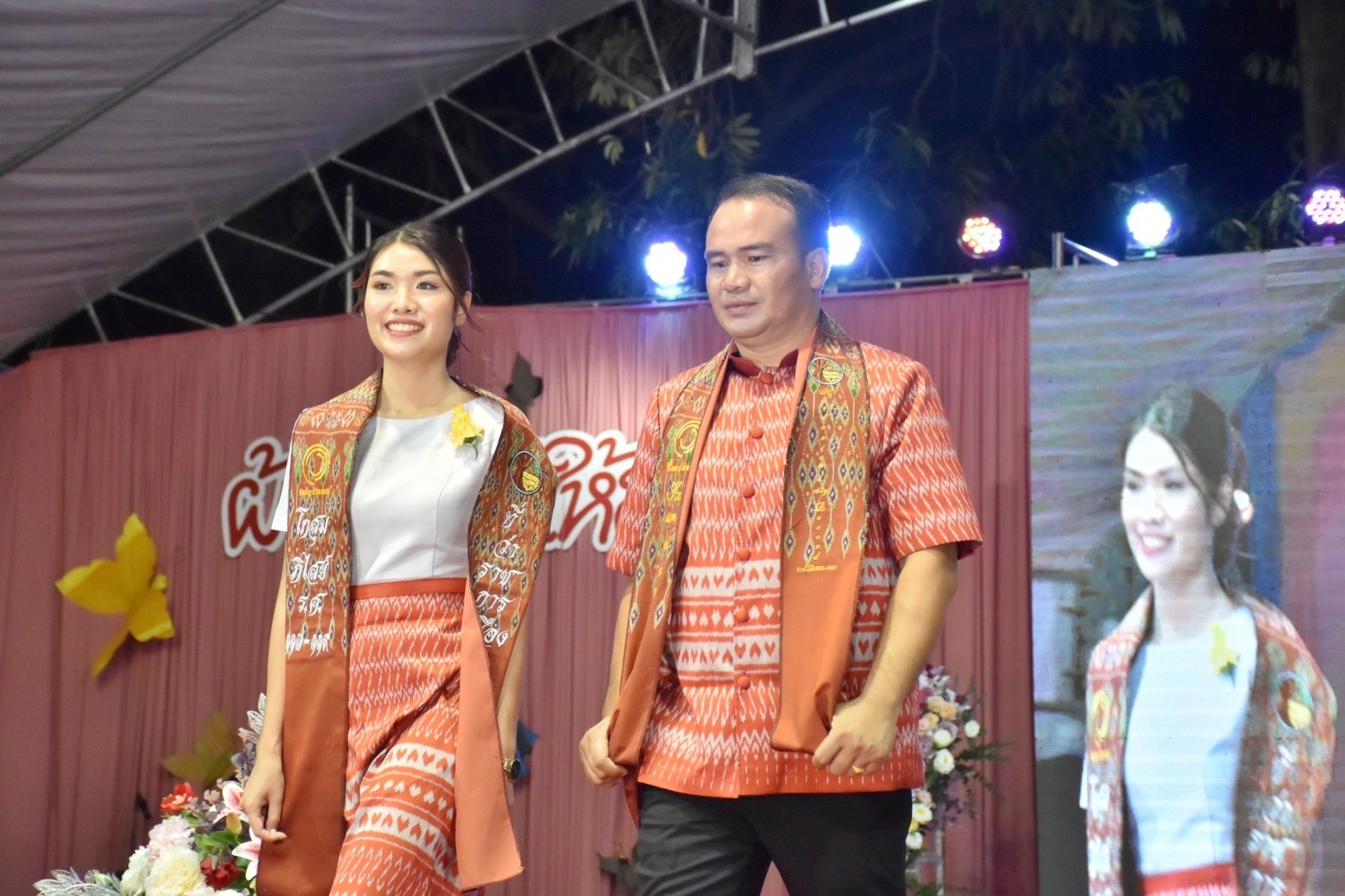 สุดปลื้ม งาน“ราตรีเส้นสายลายผ้ามหาสารคาม” ตระการตา โชว์ผ้าลายขอเจ้าฟ้าสิริวัณณวรีฯ ผ้าลายพระราชทานผ้าขิดลายนารีรัตนราชกัญญา ผ้าลายอัตลักษณ์สารคามสืบสานภูมิปัญญาการทอผ้าไทย