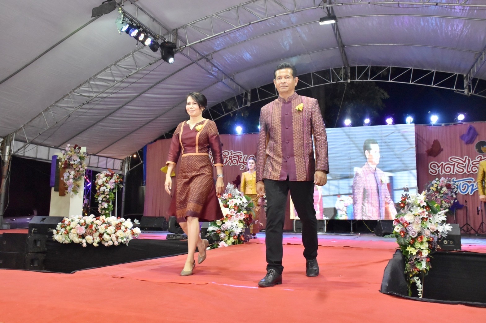 สุดปลื้ม งาน“ราตรีเส้นสายลายผ้ามหาสารคาม” ตระการตา โชว์ผ้าลายขอเจ้าฟ้าสิริวัณณวรีฯ ผ้าลายพระราชทานผ้าขิดลายนารีรัตนราชกัญญา ผ้าลายอัตลักษณ์สารคามสืบสานภูมิปัญญาการทอผ้าไทย