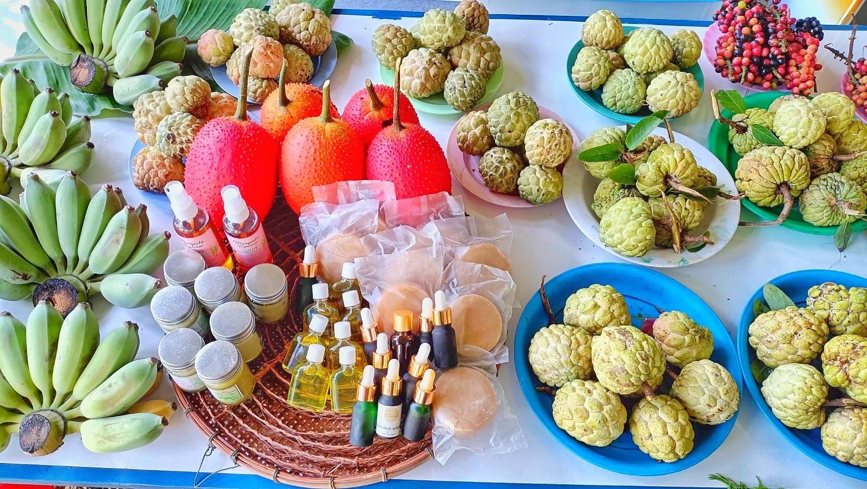 พช.มหาสารคาม ร่วมกับเครือข่ายการพัฒนา จัดเตรียมสถานที่จัดนิทรรศการงานพัฒนาชุมชน ในงานกาชาด จังหวัดมหาสารคาม