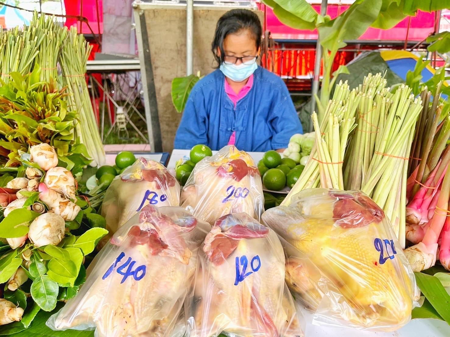 พช.มหาสารคาม ร่วมกับเครือข่ายการพัฒนา จัดเตรียมสถานที่จัดนิทรรศการงานพัฒนาชุมชน ในงานกาชาด จังหวัดมหาสารคาม