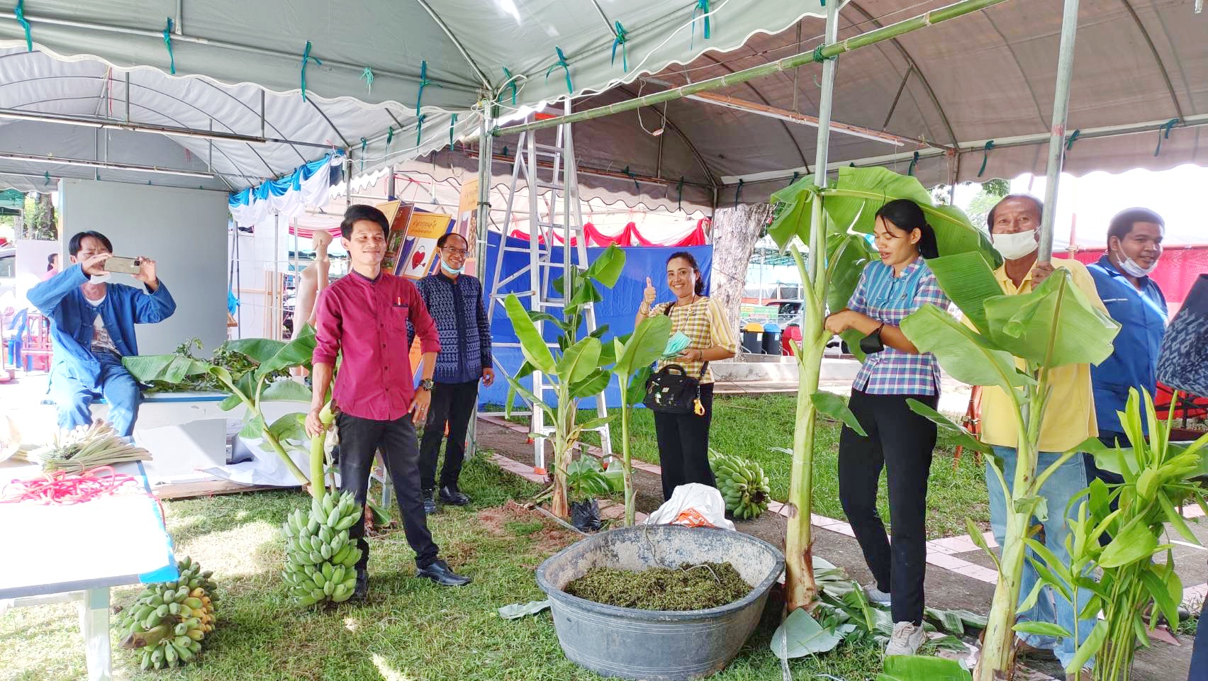 พช.มหาสารคาม ร่วมกับเครือข่ายการพัฒนา จัดเตรียมสถานที่จัดนิทรรศการงานพัฒนาชุมชน ในงานกาชาด จังหวัดมหาสารคาม