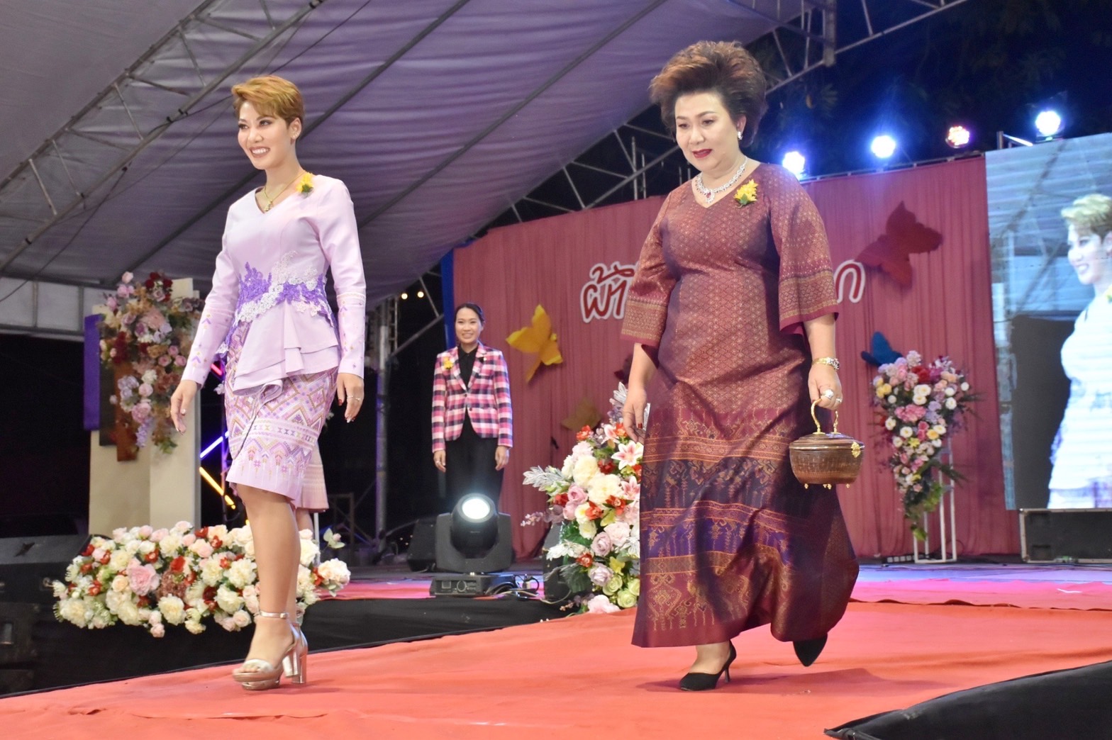 สุดปลื้ม งาน“ราตรีเส้นสายลายผ้ามหาสารคาม” ตระการตา โชว์ผ้าลายขอเจ้าฟ้าสิริวัณณวรีฯ ผ้าลายพระราชทานผ้าขิดลายนารีรัตนราชกัญญา ผ้าลายอัตลักษณ์สารคามสืบสานภูมิปัญญาการทอผ้าไทย