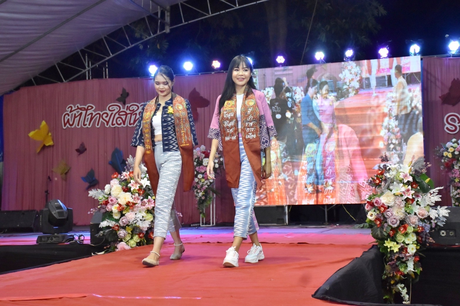 สุดปลื้ม งาน“ราตรีเส้นสายลายผ้ามหาสารคาม” ตระการตา โชว์ผ้าลายขอเจ้าฟ้าสิริวัณณวรีฯ ผ้าลายพระราชทานผ้าขิดลายนารีรัตนราชกัญญา ผ้าลายอัตลักษณ์สารคามสืบสานภูมิปัญญาการทอผ้าไทย