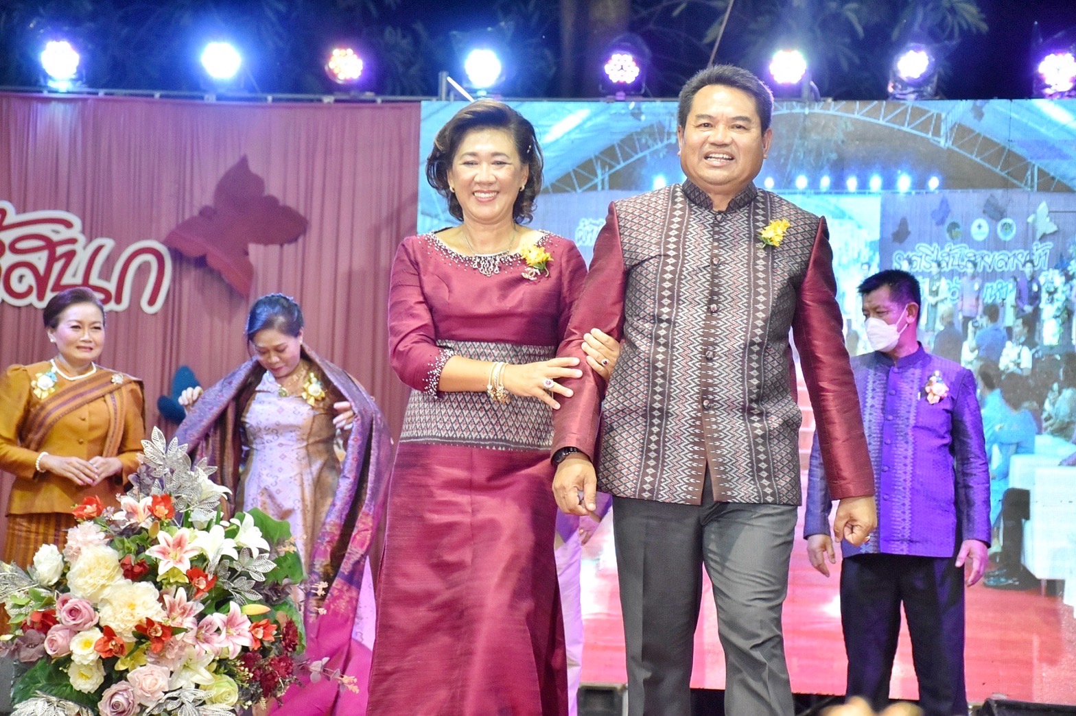 สุดปลื้ม งาน“ราตรีเส้นสายลายผ้ามหาสารคาม” ตระการตา โชว์ผ้าลายขอเจ้าฟ้าสิริวัณณวรีฯ ผ้าลายพระราชทานผ้าขิดลายนารีรัตนราชกัญญา ผ้าลายอัตลักษณ์สารคามสืบสานภูมิปัญญาการทอผ้าไทย