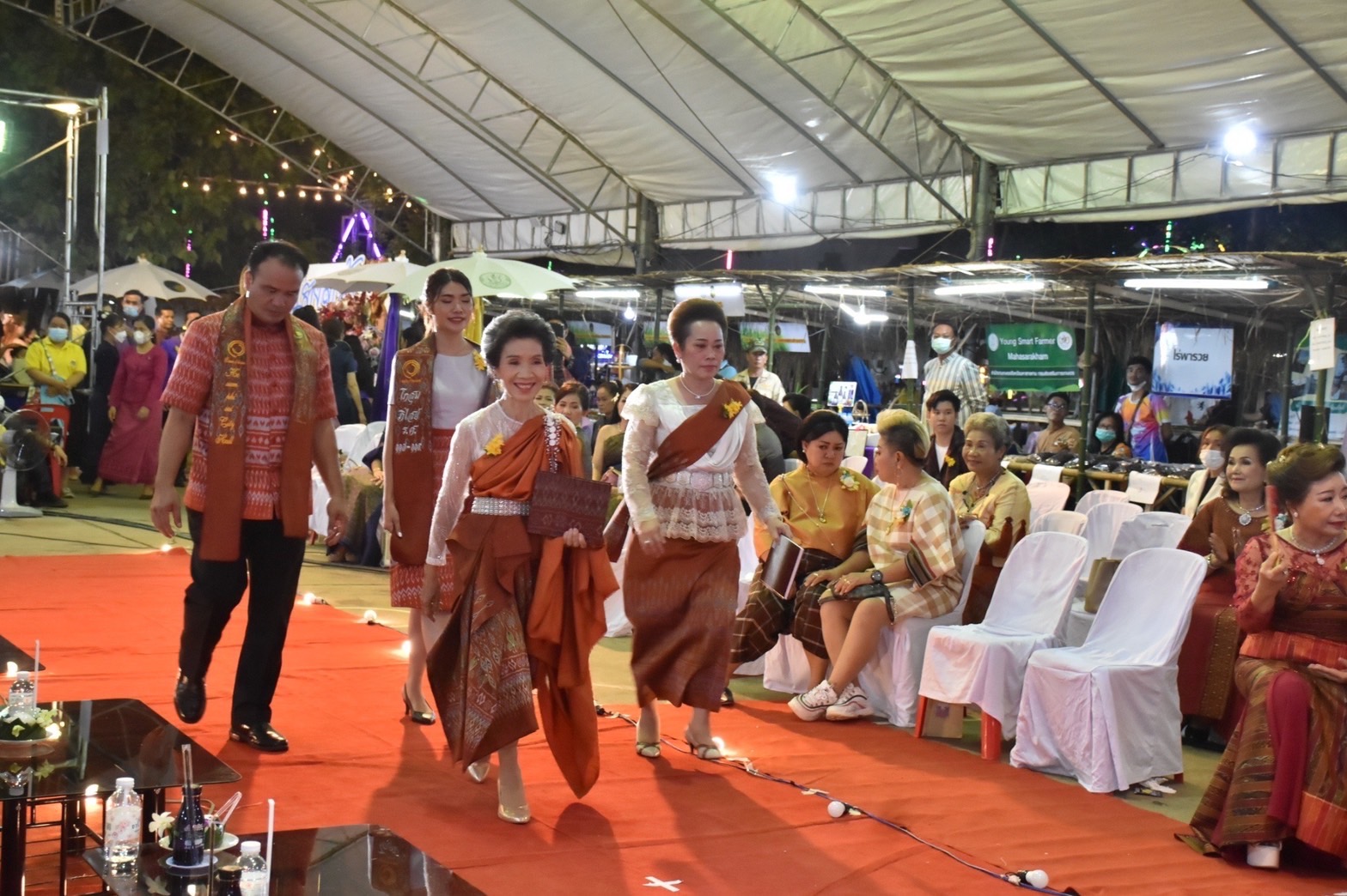 สุดปลื้ม งาน“ราตรีเส้นสายลายผ้ามหาสารคาม” ตระการตา โชว์ผ้าลายขอเจ้าฟ้าสิริวัณณวรีฯ ผ้าลายพระราชทานผ้าขิดลายนารีรัตนราชกัญญา ผ้าลายอัตลักษณ์สารคามสืบสานภูมิปัญญาการทอผ้าไทย