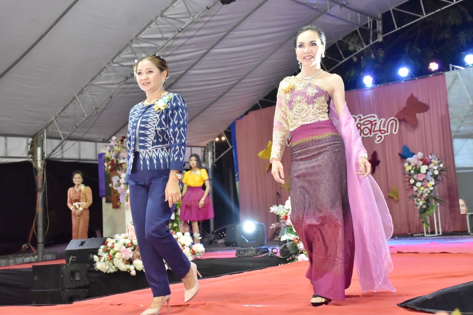 สุดปลื้ม งาน“ราตรีเส้นสายลายผ้ามหาสารคาม” ตระการตา โชว์ผ้าลายขอเจ้าฟ้าสิริวัณณวรีฯ ผ้าลายพระราชทานผ้าขิดลายนารีรัตนราชกัญญา ผ้าลายอัตลักษณ์สารคามสืบสานภูมิปัญญาการทอผ้าไทย
