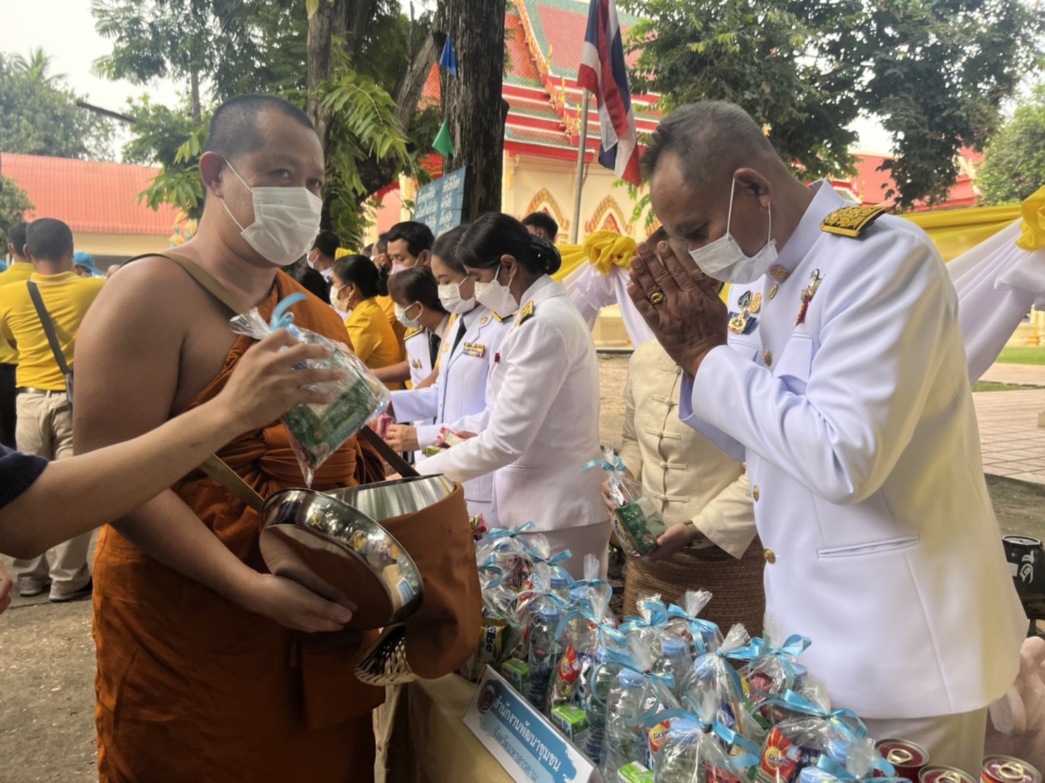 พช.มหาสารคาม ร่วมประกอบพิธีทำบุญตักบาตรถวายพระราชกุศล เนื่องในโอกาสวันเฉลิมพระชนมพรรษาพระบาทสมเด็จพระเจ้าอยู่หัว วันที่ 28 กรกฎาคม 2565