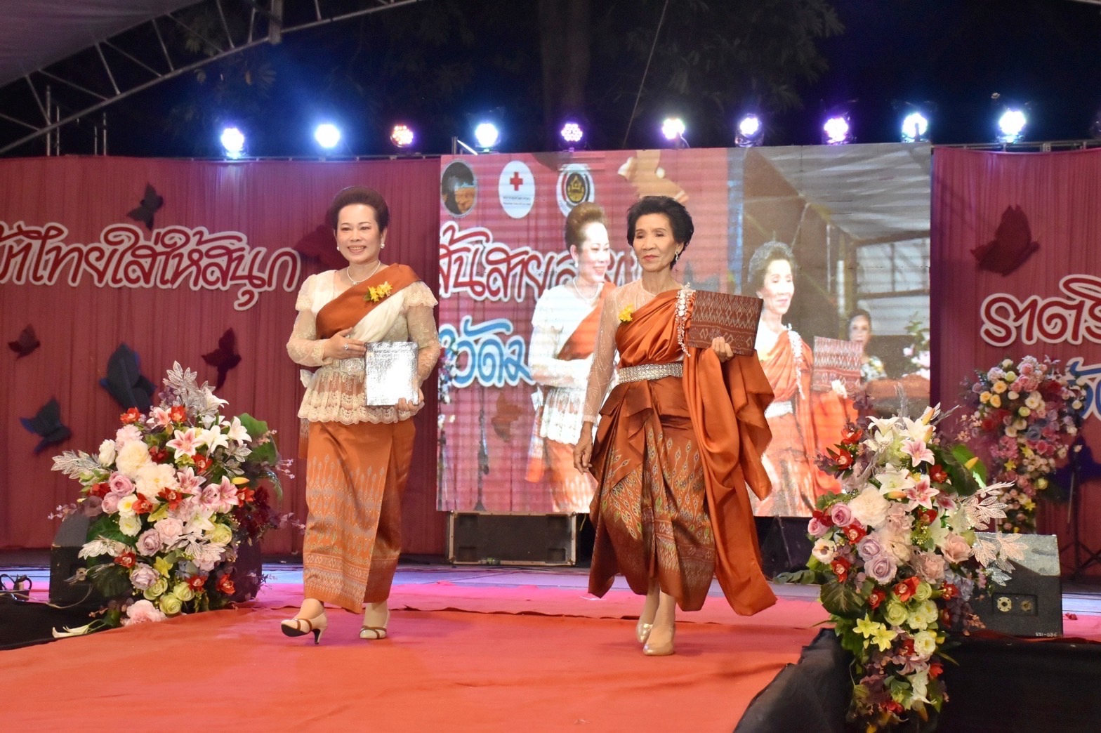 สุดปลื้ม งาน“ราตรีเส้นสายลายผ้ามหาสารคาม” ตระการตา โชว์ผ้าลายขอเจ้าฟ้าสิริวัณณวรีฯ ผ้าลายพระราชทานผ้าขิดลายนารีรัตนราชกัญญา ผ้าลายอัตลักษณ์สารคามสืบสานภูมิปัญญาการทอผ้าไทย