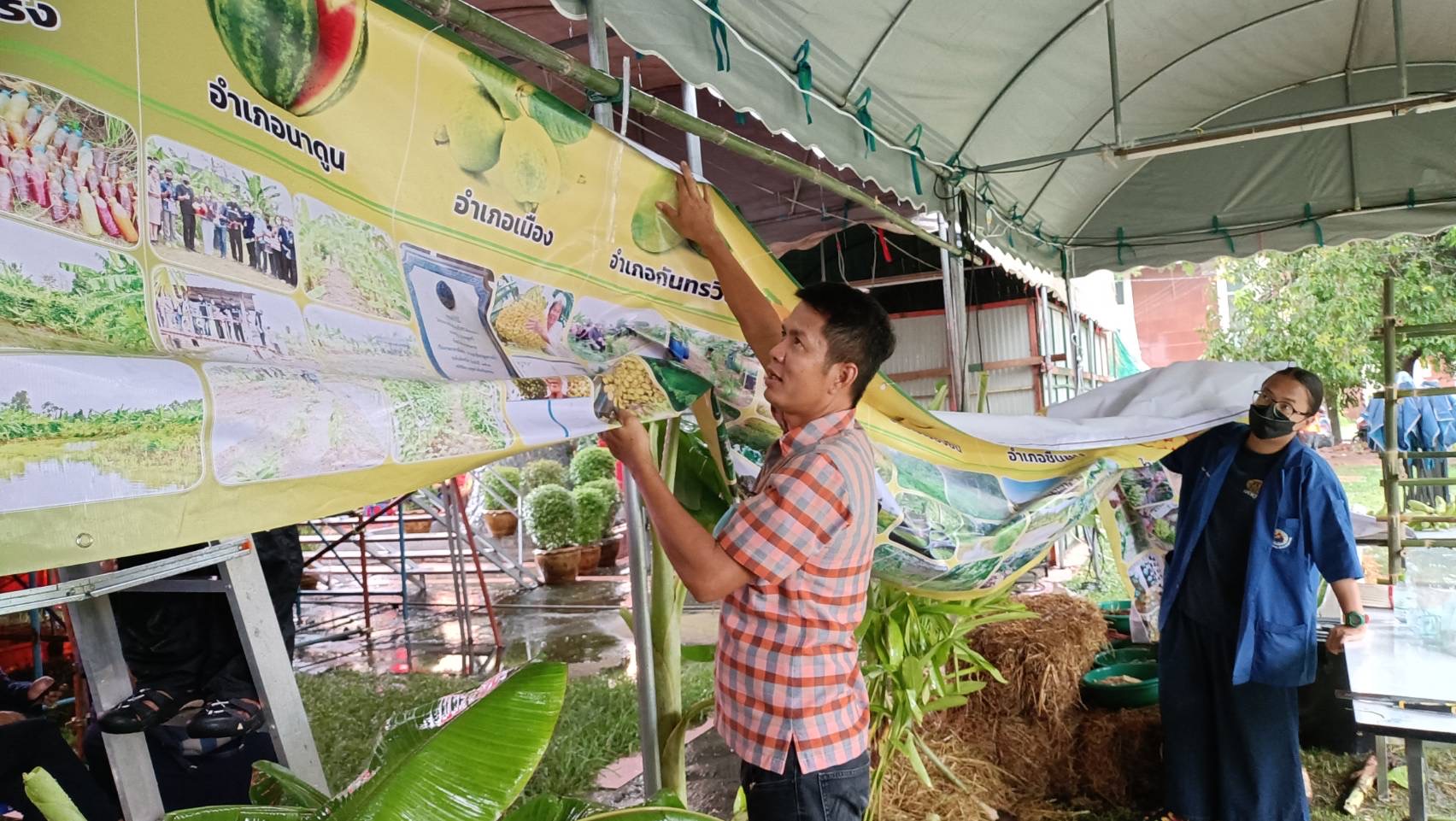 พช.มหาสารคาม ร่วมกับเครือข่ายการพัฒนา จัดเตรียมสถานที่จัดนิทรรศการงานพัฒนาชุมชน ในงานกาชาด จังหวัดมหาสารคาม