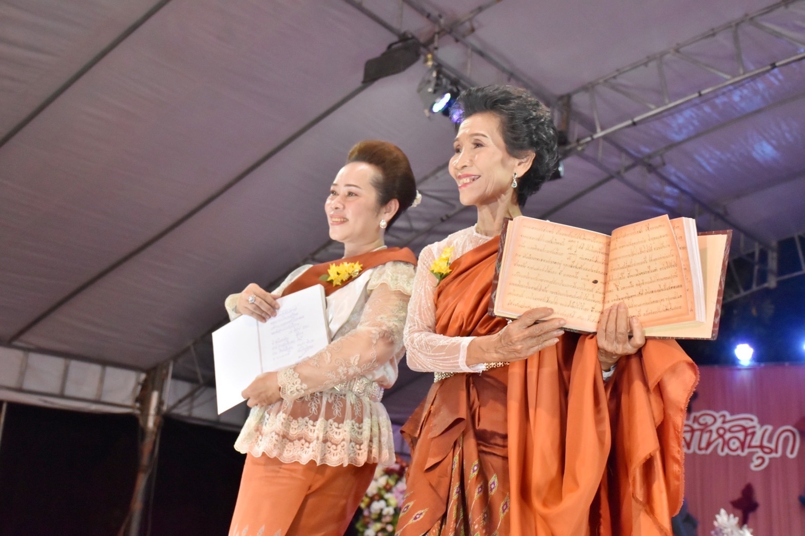 สุดปลื้ม งาน“ราตรีเส้นสายลายผ้ามหาสารคาม” ตระการตา โชว์ผ้าลายขอเจ้าฟ้าสิริวัณณวรีฯ ผ้าลายพระราชทานผ้าขิดลายนารีรัตนราชกัญญา ผ้าลายอัตลักษณ์สารคามสืบสานภูมิปัญญาการทอผ้าไทย