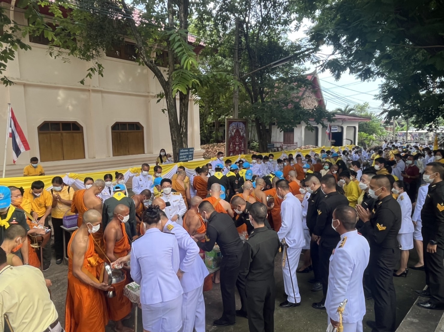 พช.มหาสารคาม ร่วมประกอบพิธีทำบุญตักบาตรถวายพระราชกุศล เนื่องในโอกาสวันเฉลิมพระชนมพรรษาพระบาทสมเด็จพระเจ้าอยู่หัว วันที่ 28 กรกฎาคม 2565
