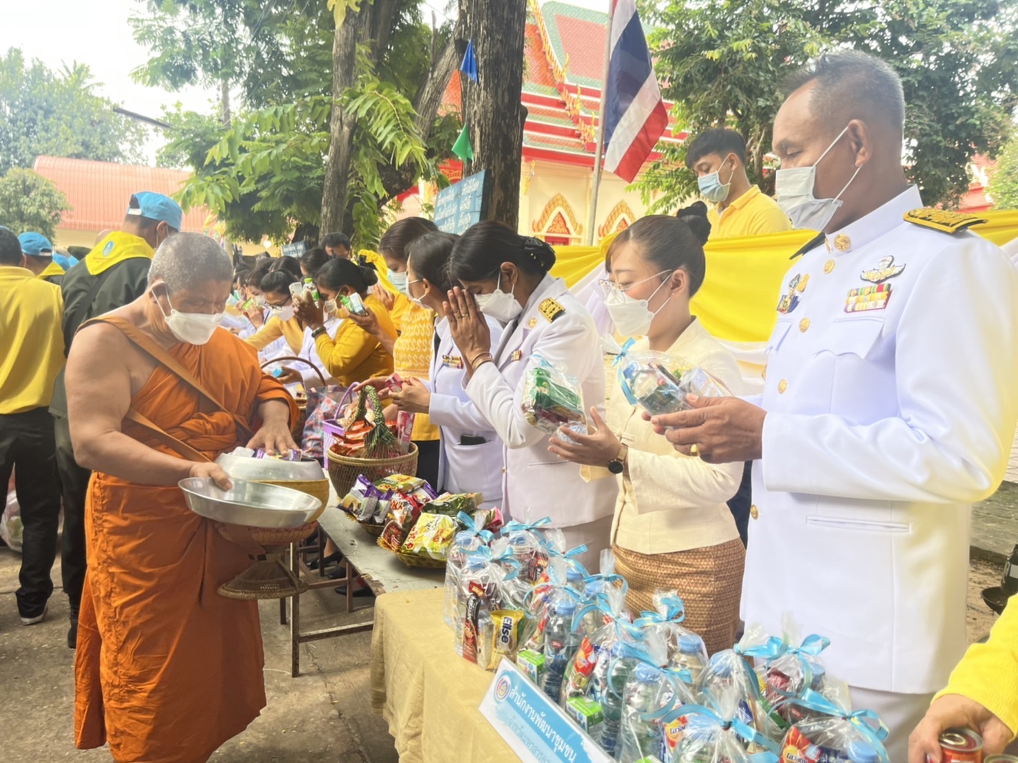 พช.มหาสารคาม ร่วมประกอบพิธีทำบุญตักบาตรถวายพระราชกุศล เนื่องในโอกาสวันเฉลิมพระชนมพรรษาพระบาทสมเด็จพระเจ้าอยู่หัว วันที่ 28 กรกฎาคม 2565
