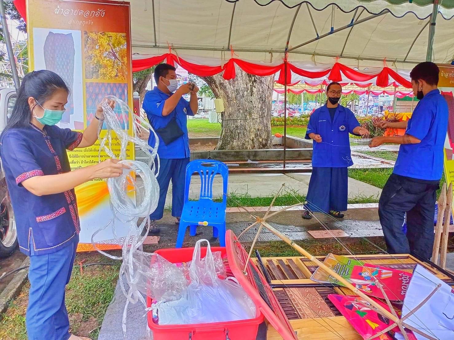 พช.มหาสารคาม ร่วมกับเครือข่ายการพัฒนา จัดเตรียมสถานที่จัดนิทรรศการงานพัฒนาชุมชน ในงานกาชาด จังหวัดมหาสารคาม