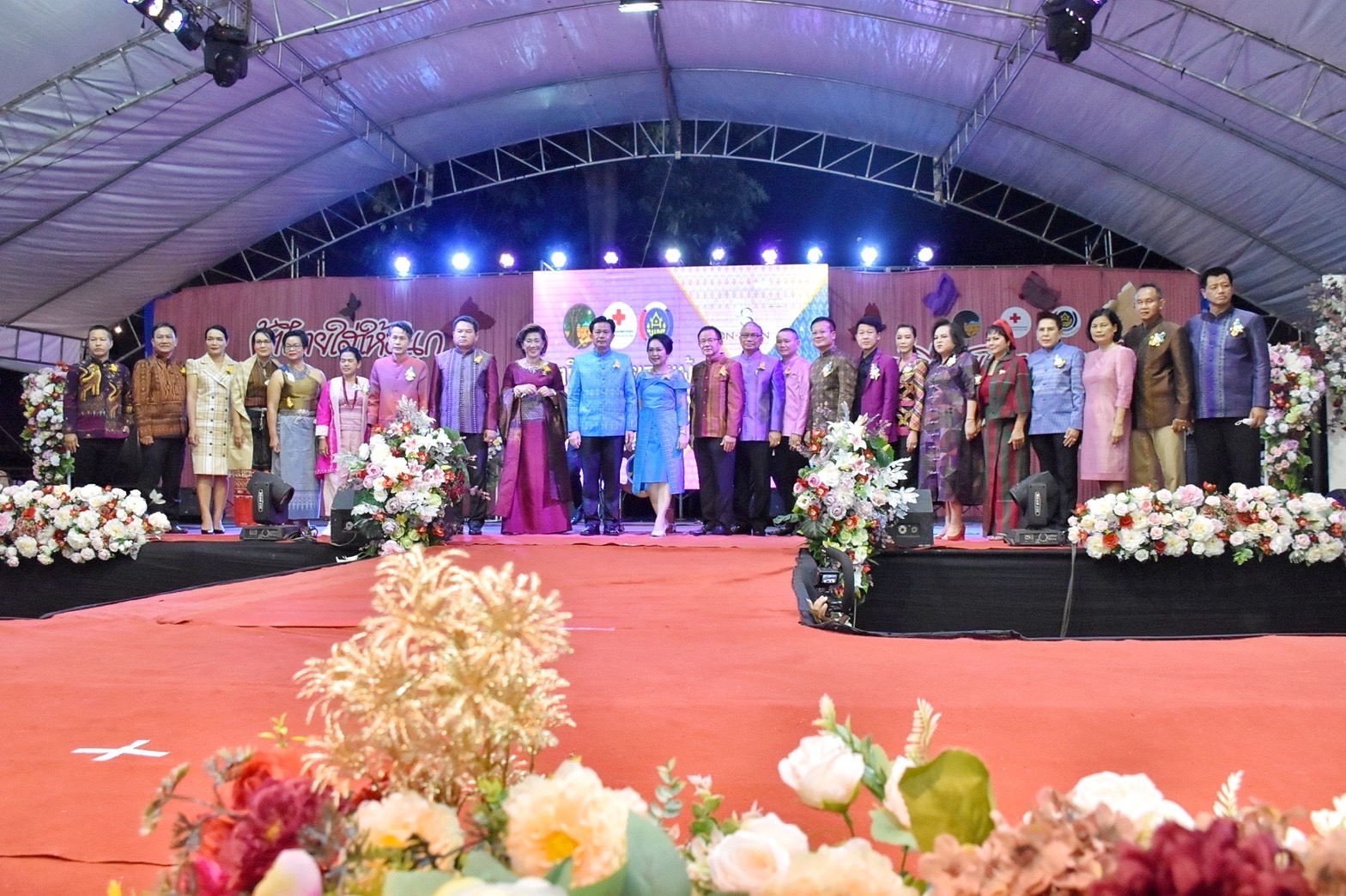 สุดปลื้ม งาน“ราตรีเส้นสายลายผ้ามหาสารคาม” ตระการตา โชว์ผ้าลายขอเจ้าฟ้าสิริวัณณวรีฯ ผ้าลายพระราชทานผ้าขิดลายนารีรัตนราชกัญญา ผ้าลายอัตลักษณ์สารคามสืบสานภูมิปัญญาการทอผ้าไทย