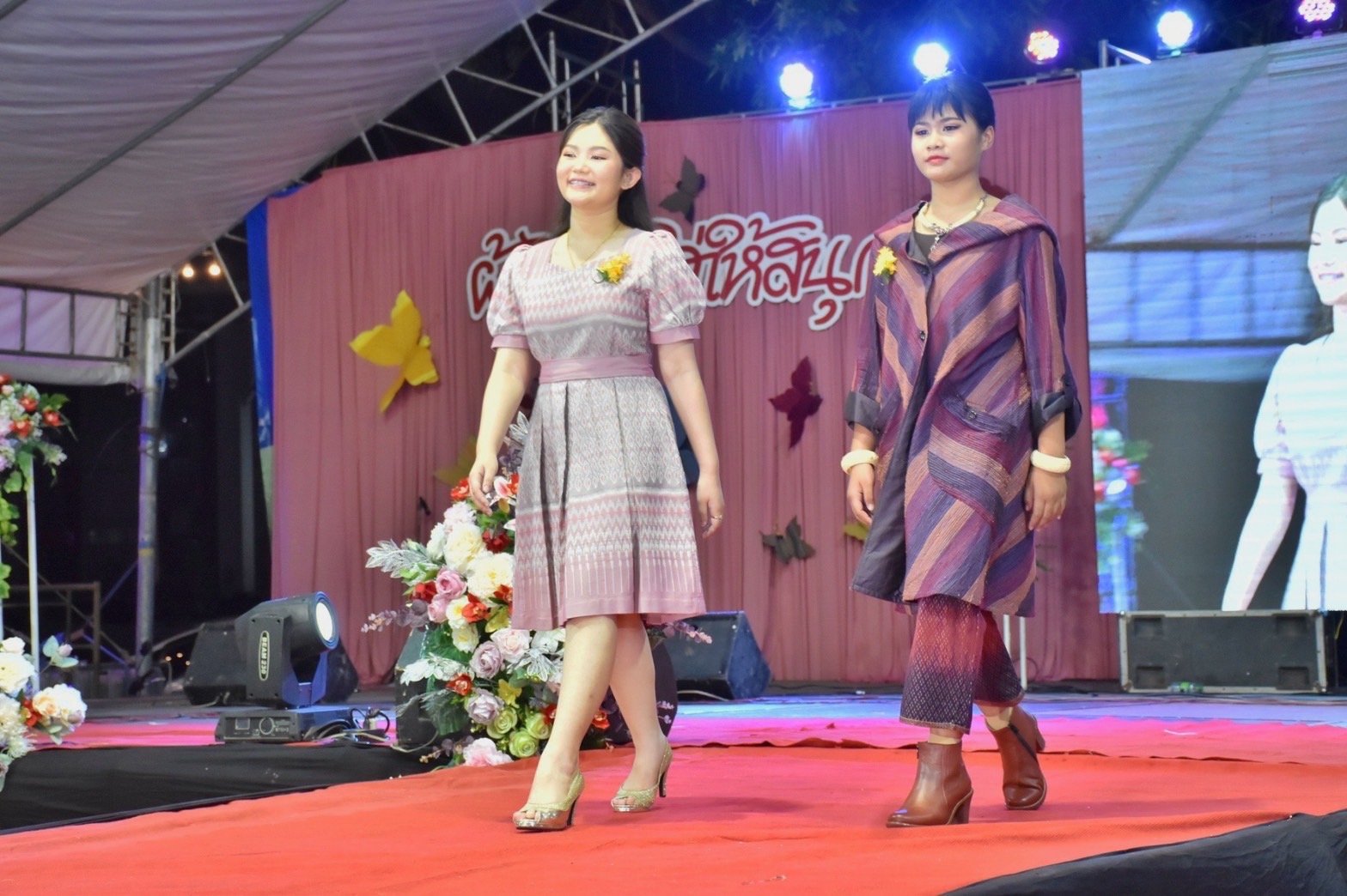 สุดปลื้ม งาน“ราตรีเส้นสายลายผ้ามหาสารคาม” ตระการตา โชว์ผ้าลายขอเจ้าฟ้าสิริวัณณวรีฯ ผ้าลายพระราชทานผ้าขิดลายนารีรัตนราชกัญญา ผ้าลายอัตลักษณ์สารคามสืบสานภูมิปัญญาการทอผ้าไทย