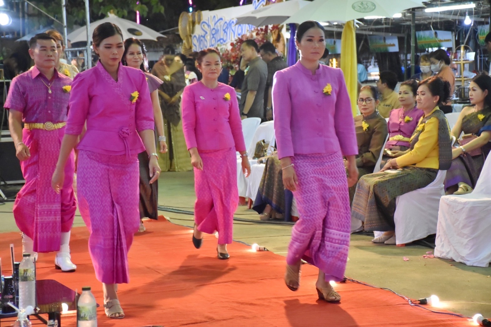 สุดปลื้ม งาน“ราตรีเส้นสายลายผ้ามหาสารคาม” ตระการตา โชว์ผ้าลายขอเจ้าฟ้าสิริวัณณวรีฯ ผ้าลายพระราชทานผ้าขิดลายนารีรัตนราชกัญญา ผ้าลายอัตลักษณ์สารคามสืบสานภูมิปัญญาการทอผ้าไทย