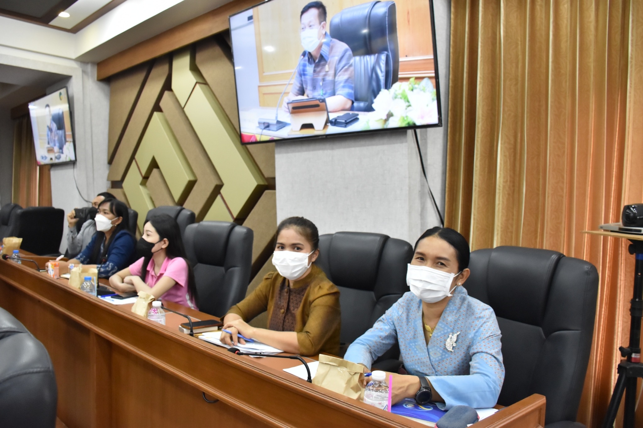 ผู้ว่าราชการจังหวัดมหาสารคาม ประชุมคณะกรรมการบริหารศูนย์อำนวยการขจัดความยากจนและพัฒนาคนทุกช่วงวัยอย่างยั่งยืนตามหลักปรัชญาของเศรษฐกิจพอเพียงจังหวัดมหาสารคาม (คจพ.จ) ครั้งที่ 5/2565