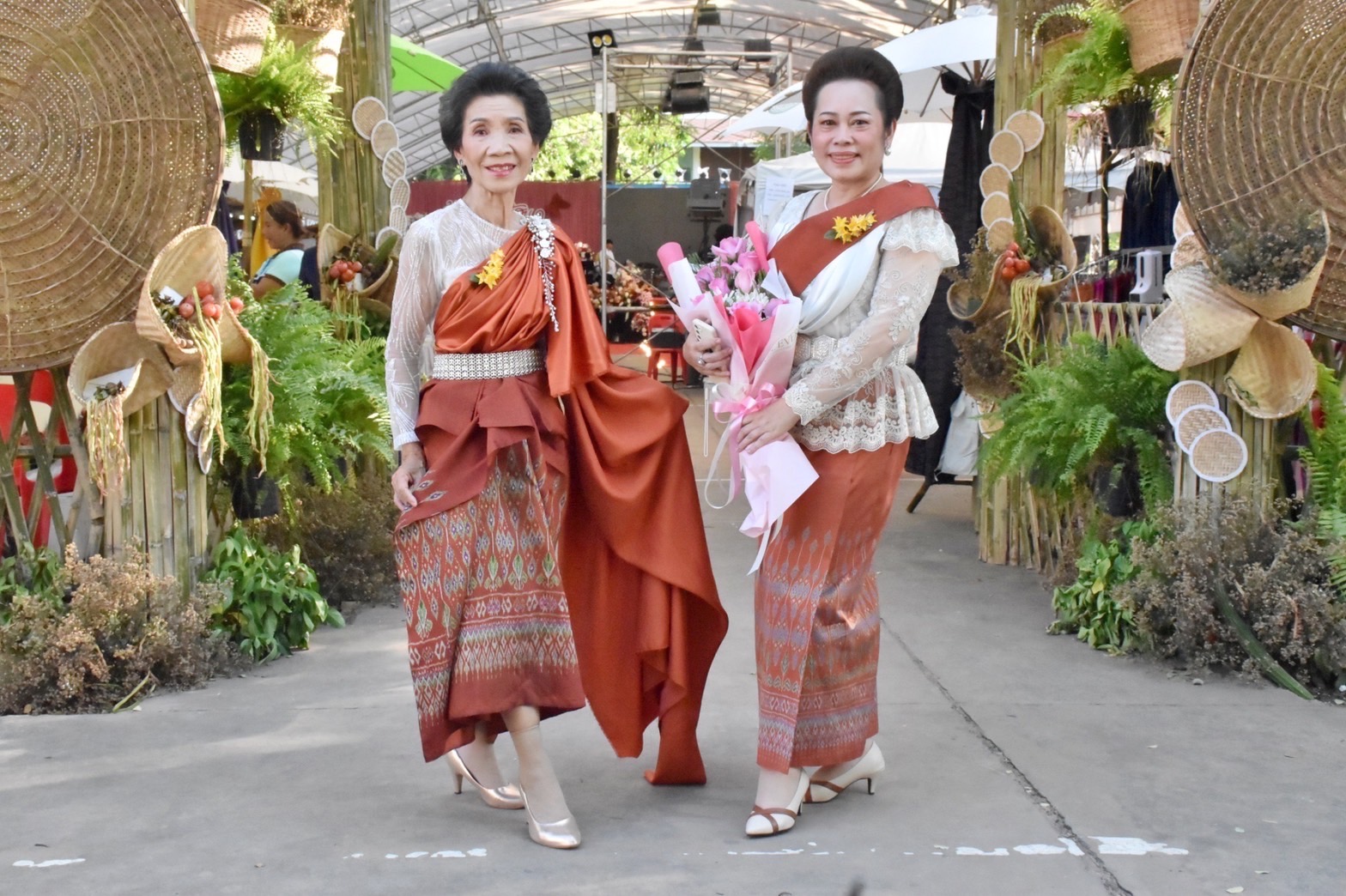 สุดปลื้ม งาน“ราตรีเส้นสายลายผ้ามหาสารคาม” ตระการตา โชว์ผ้าลายขอเจ้าฟ้าสิริวัณณวรีฯ ผ้าลายพระราชทานผ้าขิดลายนารีรัตนราชกัญญา ผ้าลายอัตลักษณ์สารคามสืบสานภูมิปัญญาการทอผ้าไทย