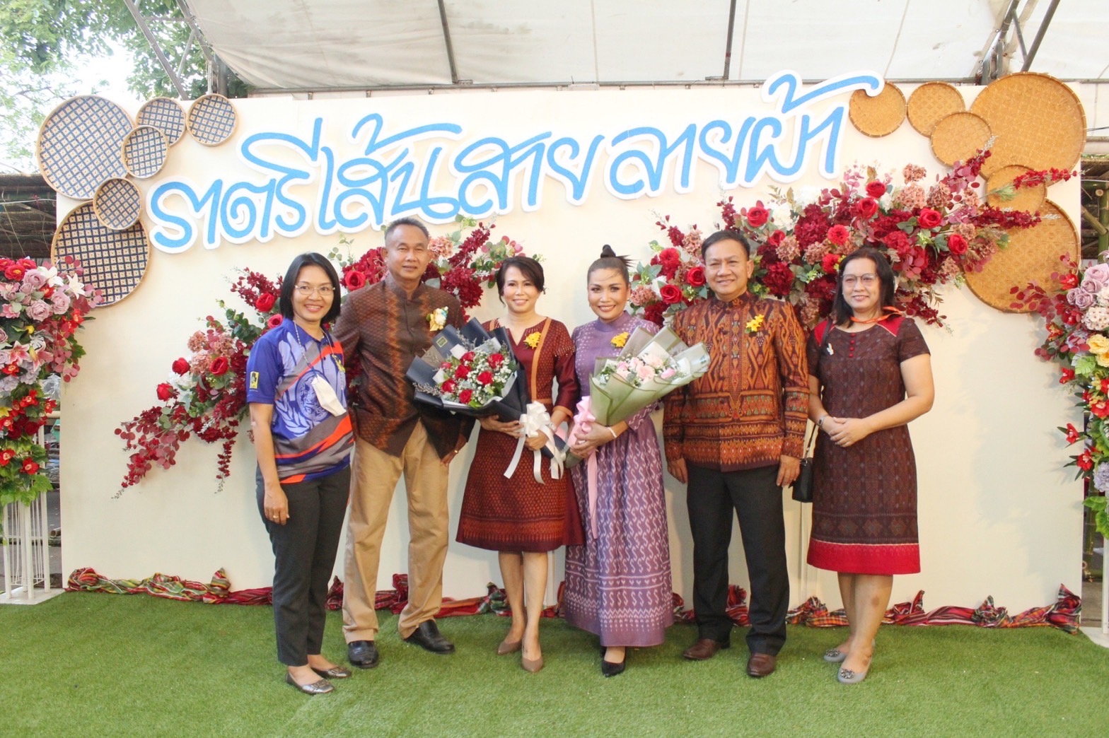 สุดปลื้ม งาน“ราตรีเส้นสายลายผ้ามหาสารคาม” ตระการตา โชว์ผ้าลายขอเจ้าฟ้าสิริวัณณวรีฯ ผ้าลายพระราชทานผ้าขิดลายนารีรัตนราชกัญญา ผ้าลายอัตลักษณ์สารคามสืบสานภูมิปัญญาการทอผ้าไทย