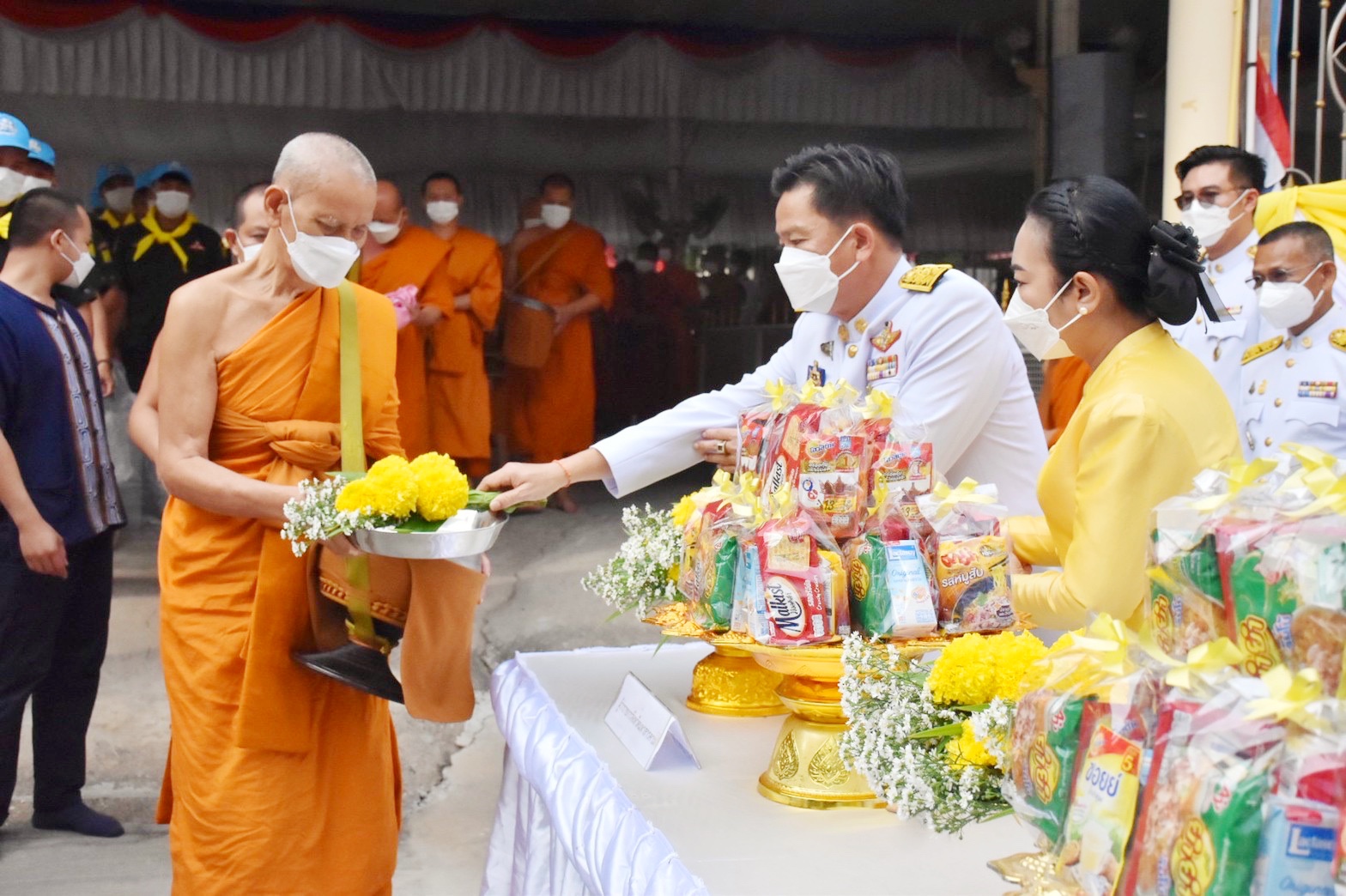 พช.มหาสารคาม ร่วมประกอบพิธีทำบุญตักบาตรถวายพระราชกุศล เนื่องในโอกาสวันเฉลิมพระชนมพรรษาพระบาทสมเด็จพระเจ้าอยู่หัว วันที่ 28 กรกฎาคม 2565
