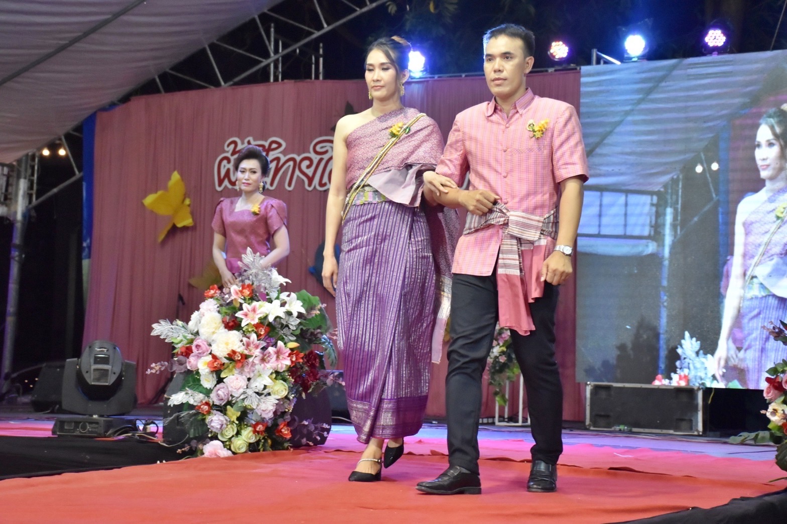 สุดปลื้ม งาน“ราตรีเส้นสายลายผ้ามหาสารคาม” ตระการตา โชว์ผ้าลายขอเจ้าฟ้าสิริวัณณวรีฯ ผ้าลายพระราชทานผ้าขิดลายนารีรัตนราชกัญญา ผ้าลายอัตลักษณ์สารคามสืบสานภูมิปัญญาการทอผ้าไทย