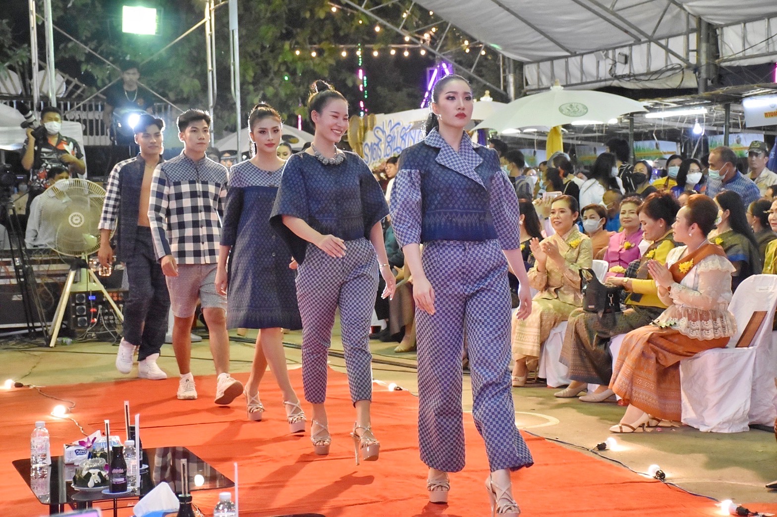สุดปลื้ม งาน“ราตรีเส้นสายลายผ้ามหาสารคาม” ตระการตา โชว์ผ้าลายขอเจ้าฟ้าสิริวัณณวรีฯ ผ้าลายพระราชทานผ้าขิดลายนารีรัตนราชกัญญา ผ้าลายอัตลักษณ์สารคามสืบสานภูมิปัญญาการทอผ้าไทย