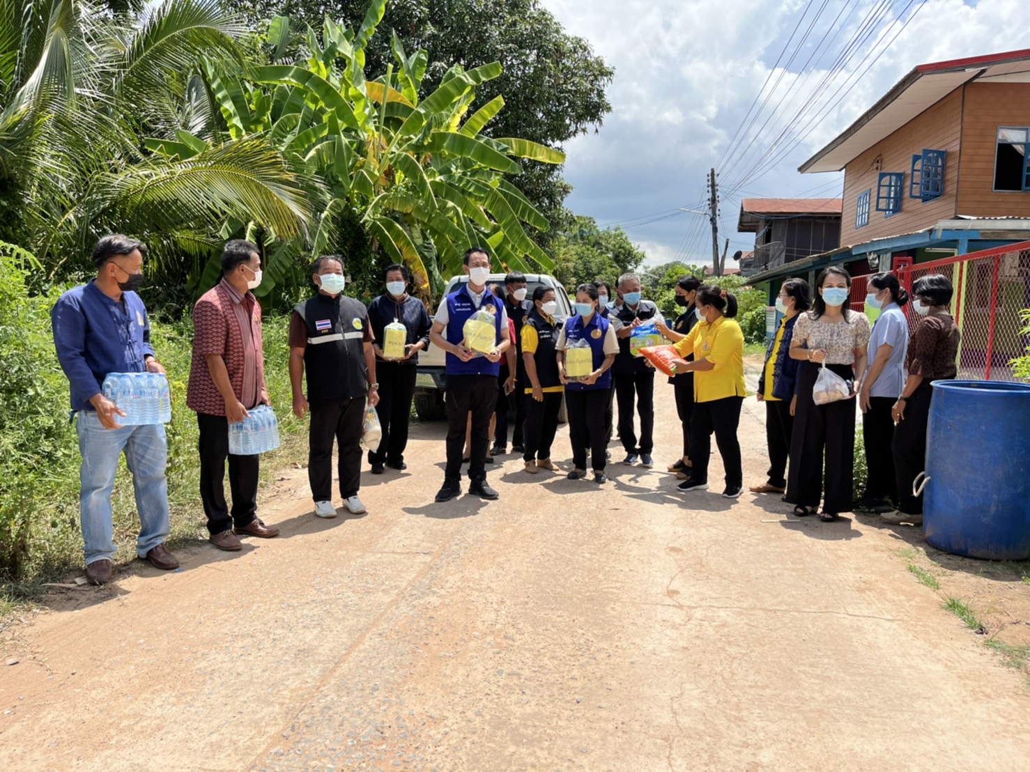 พช.มหาสารคาม ร่วมกับทีม ศจพ.อ.กันทรวิชัย ลงพื้นที่ติดตามการขจัดความยากจนและพัฒนาคนทุกช่วงวัยอย่างยั่งยืนตามหลักปรัชญาของเศรษฐกิจพอเพียง (ศจพ.) ในระดับพื้นที่ตำบลมะค่า