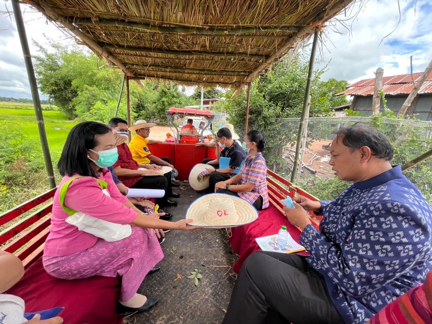 พช.มหาสารคาม ร่วมกับส่วนราชการ ภาคี เครือข่าย ดำเนินการประกวดหมู่บ้านมั่นคงปลอดภัย ร่วมใจปลูกผัก เพื่อคัดเลือกหมู่บ้านต้นแบบ ระดับจังหวัด ประจำปี 2565