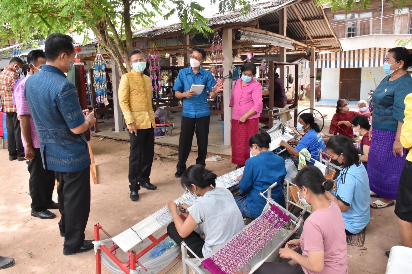 นายวสันต์ ชิงชนะ ผู้ตรวจราชการกรมการพัฒนาชุมชน พร้อมคณะ พิจารณาคัดเลือกสารสนเทศตำบลต้นแบบ เพื่อพัฒนาคุณภาพชีวิต ระดับเขตตรวจราชการที่ 12 ประจำปี 2565 ณ ศูนย์สารสนเทศตำบลต้นแบบฯ ตำบลหนองกุง อำเภอแกดำ จังหวัดมหาสารคาม