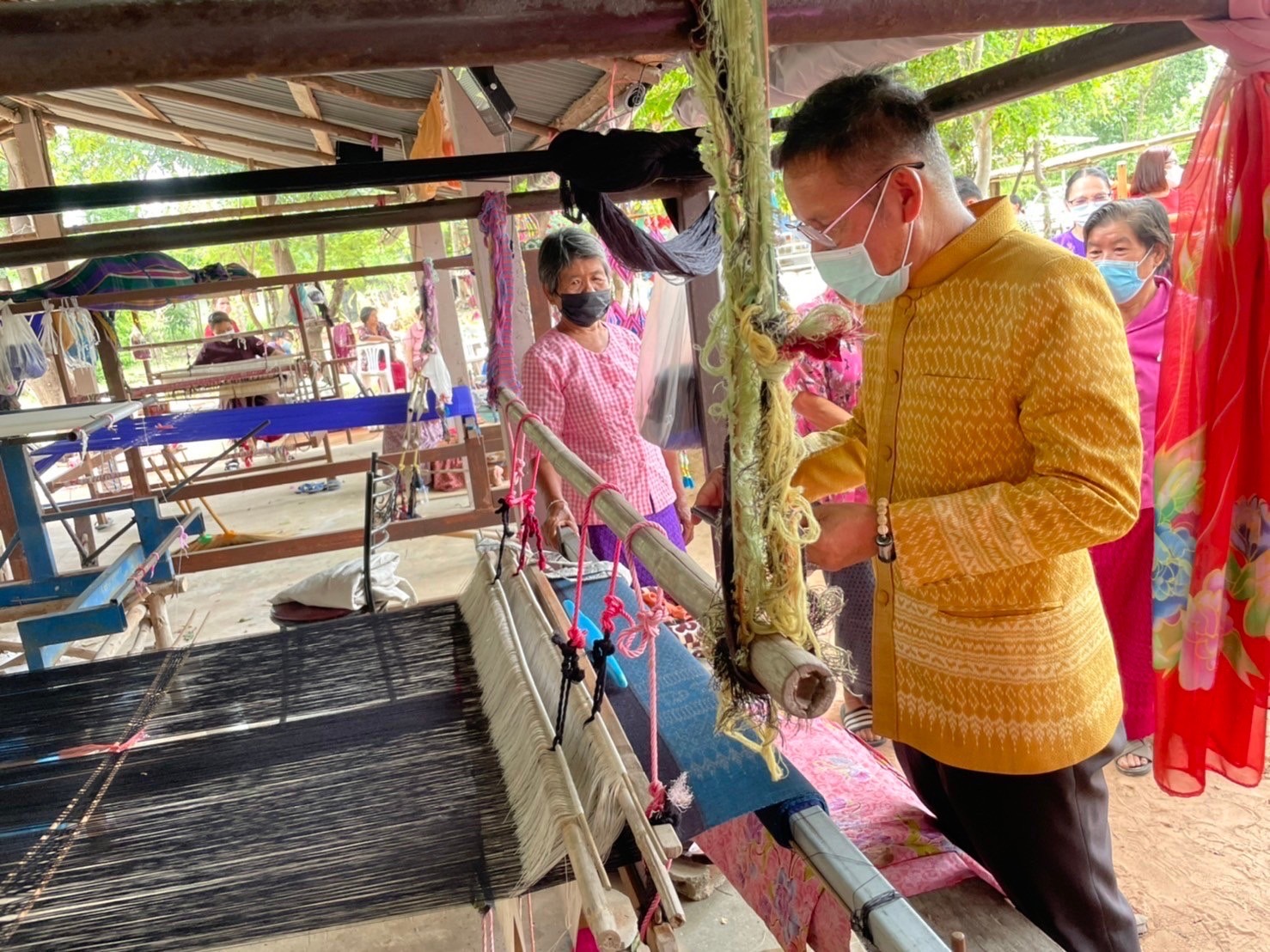 นายวสันต์ ชิงชนะ ผู้ตรวจราชการกรมการพัฒนาชุมชน พร้อมคณะ พิจารณาคัดเลือกสารสนเทศตำบลต้นแบบ เพื่อพัฒนาคุณภาพชีวิต ระดับเขตตรวจราชการที่ 12 ประจำปี 2565 ณ ศูนย์สารสนเทศตำบลต้นแบบฯ ตำบลหนองกุง อำเภอแกดำ จังหวัดมหาสารคาม