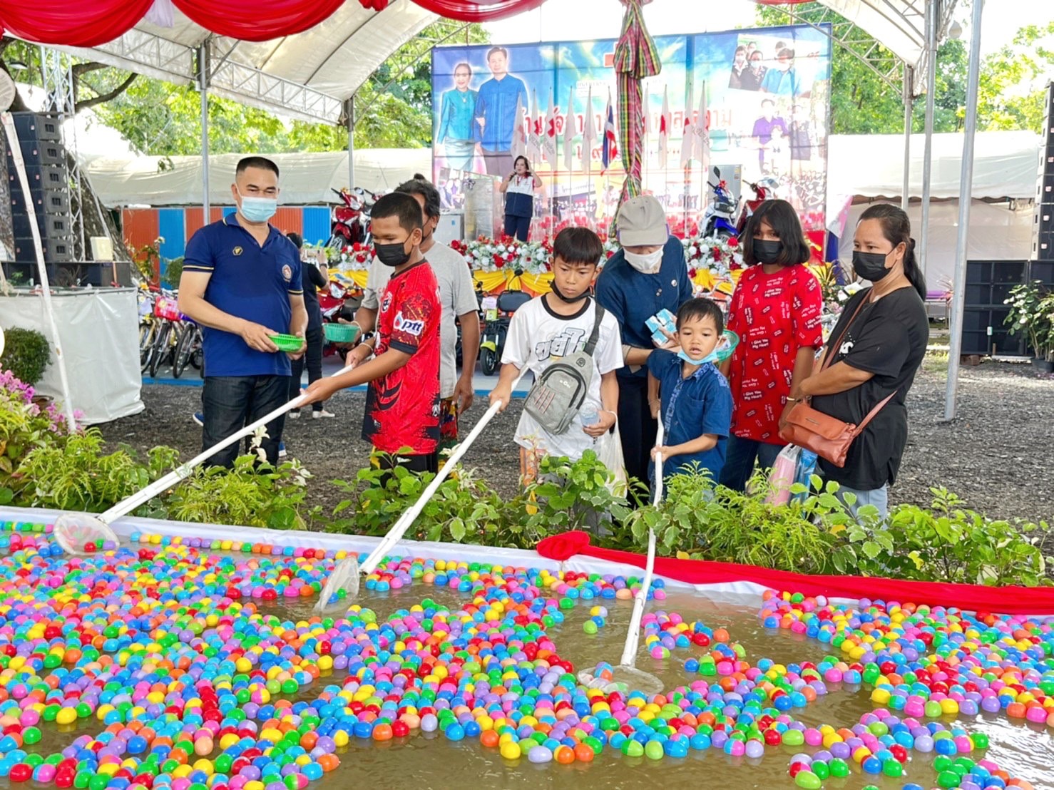 ชาวมหาสารคาม “ชม ชิม ชอป” ในงานกาชาดและงานมหกรรมมหาสารคามเมืองผลิตสินค้าดีก้าวสู่สากล” ประจำปี 2565 พร้อมลุ้นรับรางวัลใหญ่ร้านมัจฉากาชาด