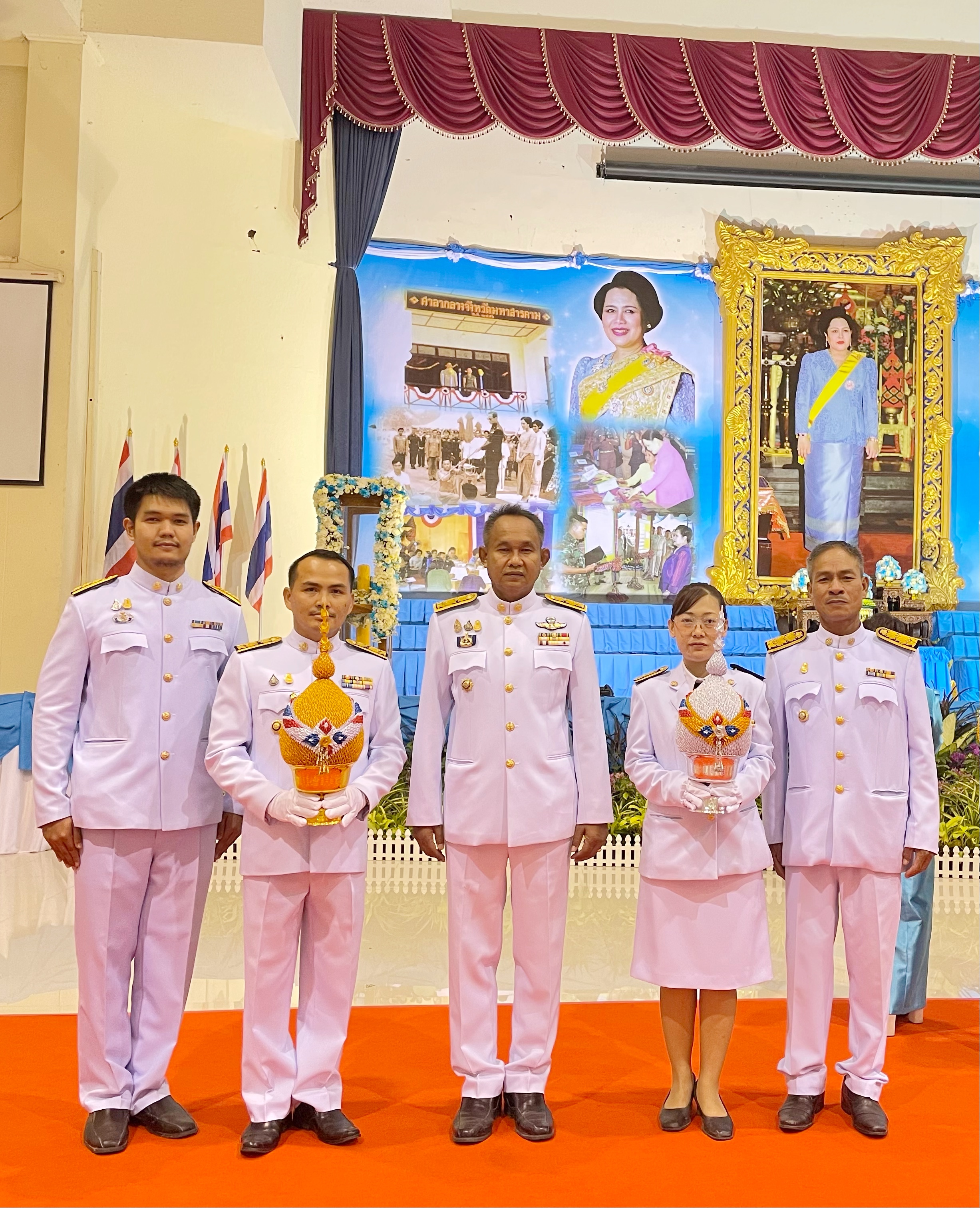 พช.มหาสารคาม ร่วมพิธีถวายเครื่องราชสักการะและวางพานพุ่มและจุดเทียนถวายพระพรชัยมงคล เนื่องในโอกาสมหามงคลเฉลิมพระชนมพรรษา 90 พรรษา 12 สิงหาคม 2565