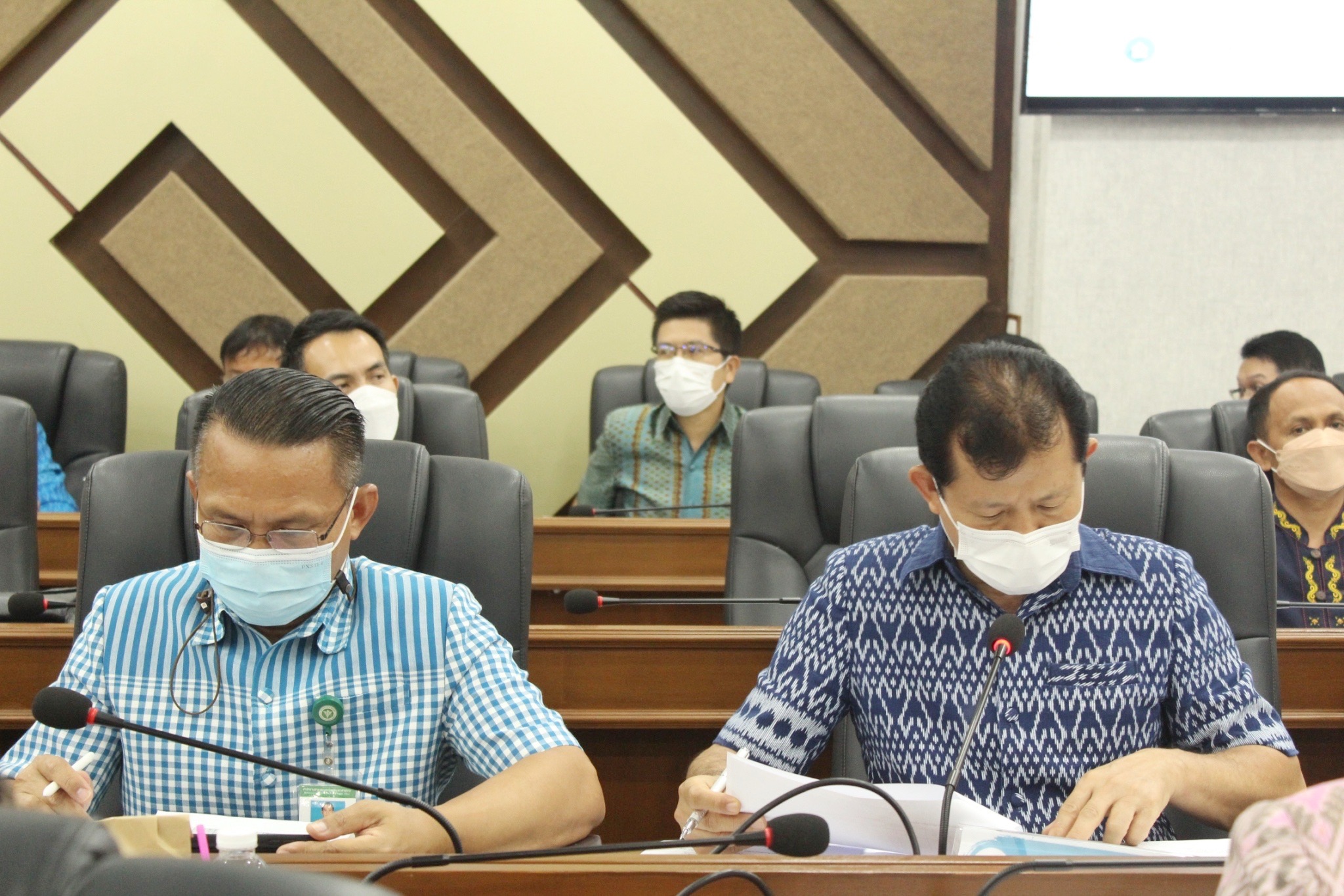 ผู้ว่าราชการจังหวัดมหาสารคาม ประชุมคณะกรรมการบริหารศูนย์อำนวยการขจัดความยากจนและพัฒนาคนทุกช่วงวัยอย่างยั่งยืนตามหลักปรัชญาของเศรษฐกิจพอเพียงจังหวัดมหาสารคาม (คจพ.จ) ครั้งที่ 6/2565