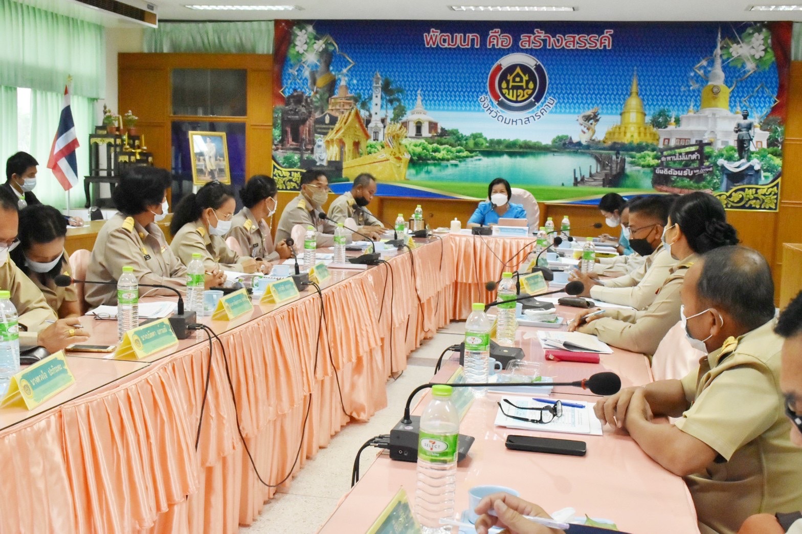นางนวลจันทร์ ศรีมงคล ผู้ตรวจราชการกรมการพัฒนาชุมชน ปฏิบัติหน้าที่ผู้อำนวยการสำนักงานกองทุนพัฒนาบทบาทสตรี ติดตามสนับสนุนการขับเคลื่อนการดำเนินงานกองทุนพัฒนาบทบาทสตรี จังหวัดมหาสารคาม